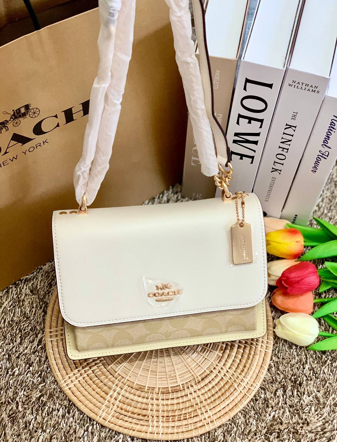 พร้อมส่งถึง8สี ห้ามพลาดค่ะ! COACH KLARE CROSSBODY BAG ((91019//91174//90400//1424//90635)) พร้อมส่งที่ไทย กระเป๋าสะพายครอสบอดี้ร์หรือสามารถทบเป็นสายคู่คล้องไหล่ได้ด้วยค่ะ หนังแท้ แต่ละสีทำลายหนังได้สวยงามแตกต่างกันออกไปนะคะ ✔️ห้อยด้วยป้ายแบรนด์แบบโ