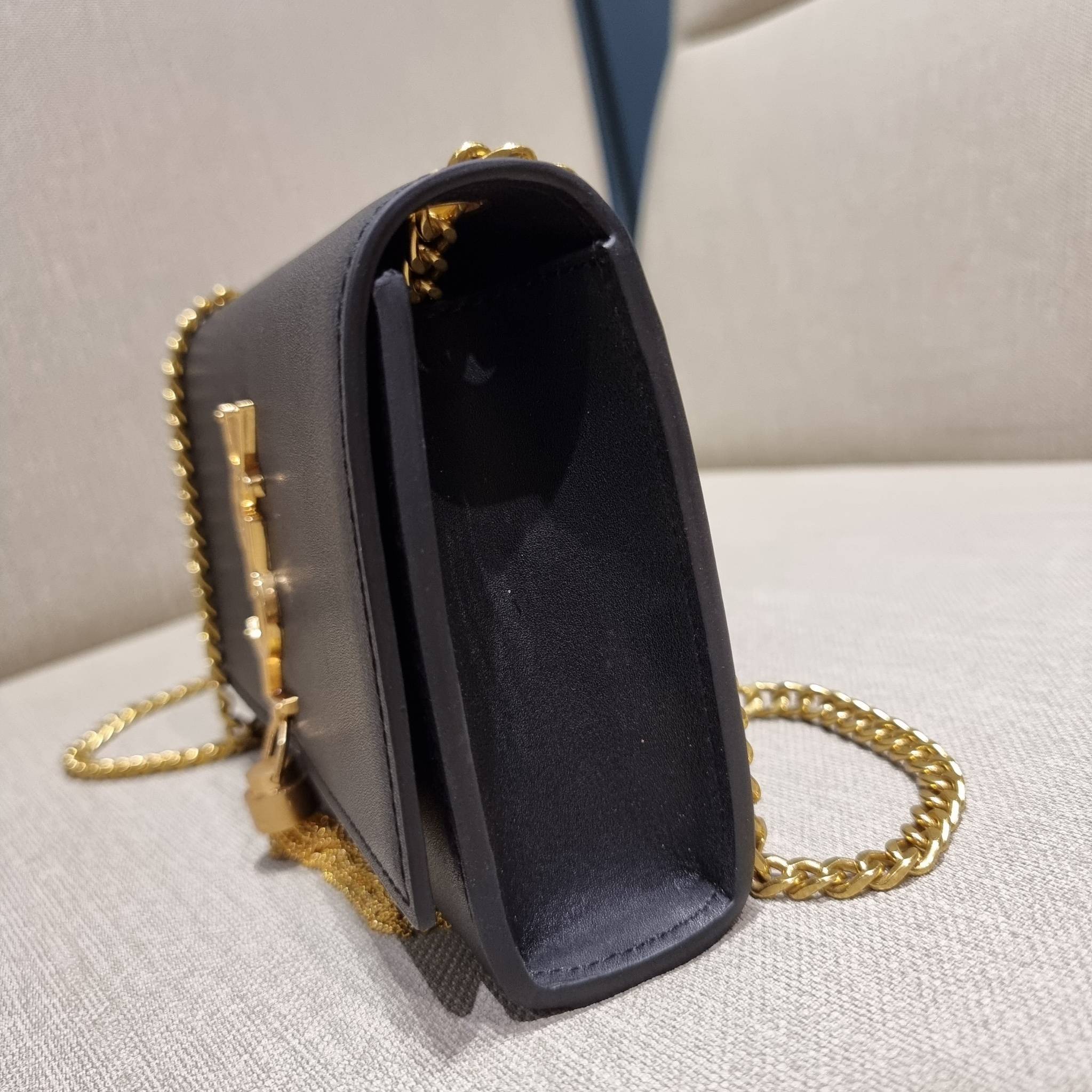 Yves Saint laurent small kate bag สุดหรู ทรง woc ที่แสนจะฮอตปรอทแตก ดีไซน์เรียบ แต่แอบมีดีเทลความหรูที่พู่ห้อยสีทองโดดเด่น เพิ่มความแพงอีกหนึ่ง วัสดุหนังแท้สัมผัสดีงาม ใช้งานง่ายเพียงแค่เปิด-ปิดด้วยกระดุมแม่เหล็ก ภายในเป็นช่องโล่ง มีช่องใส่บัตร ใส่มือถือ 