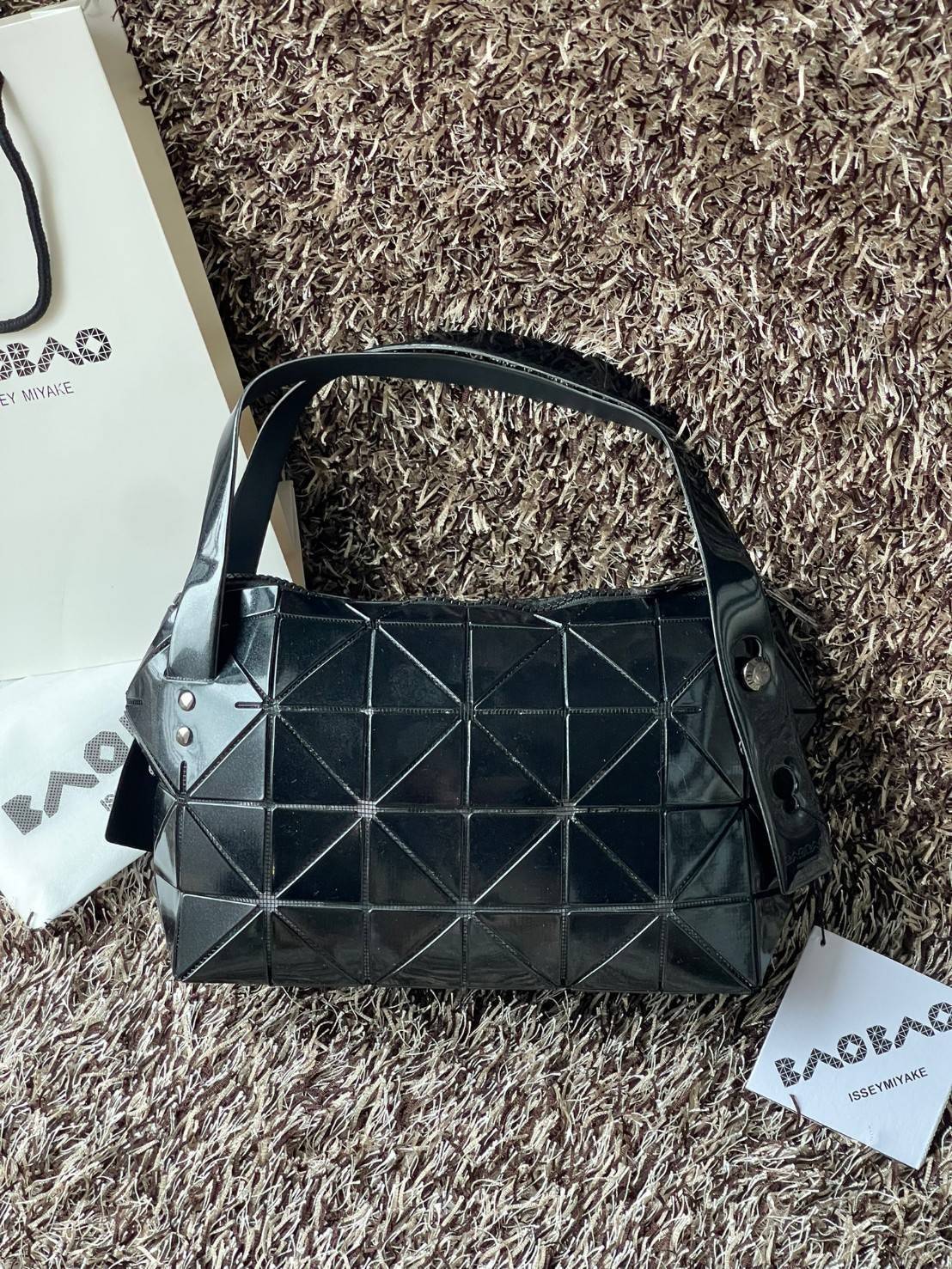 BaoBao Issey Miyake Small Boston Bag กระเป๋าบอสตันที่มีดีไซน์สปอร์ต มีช่องซิปที่ทำให้หยิบสิ่งของออกมาได้ง่ายแล้ว แบบกว้างที่ด้านล่างของกระเป๋ายังให้ความจุที่ยอดเยี่ยม