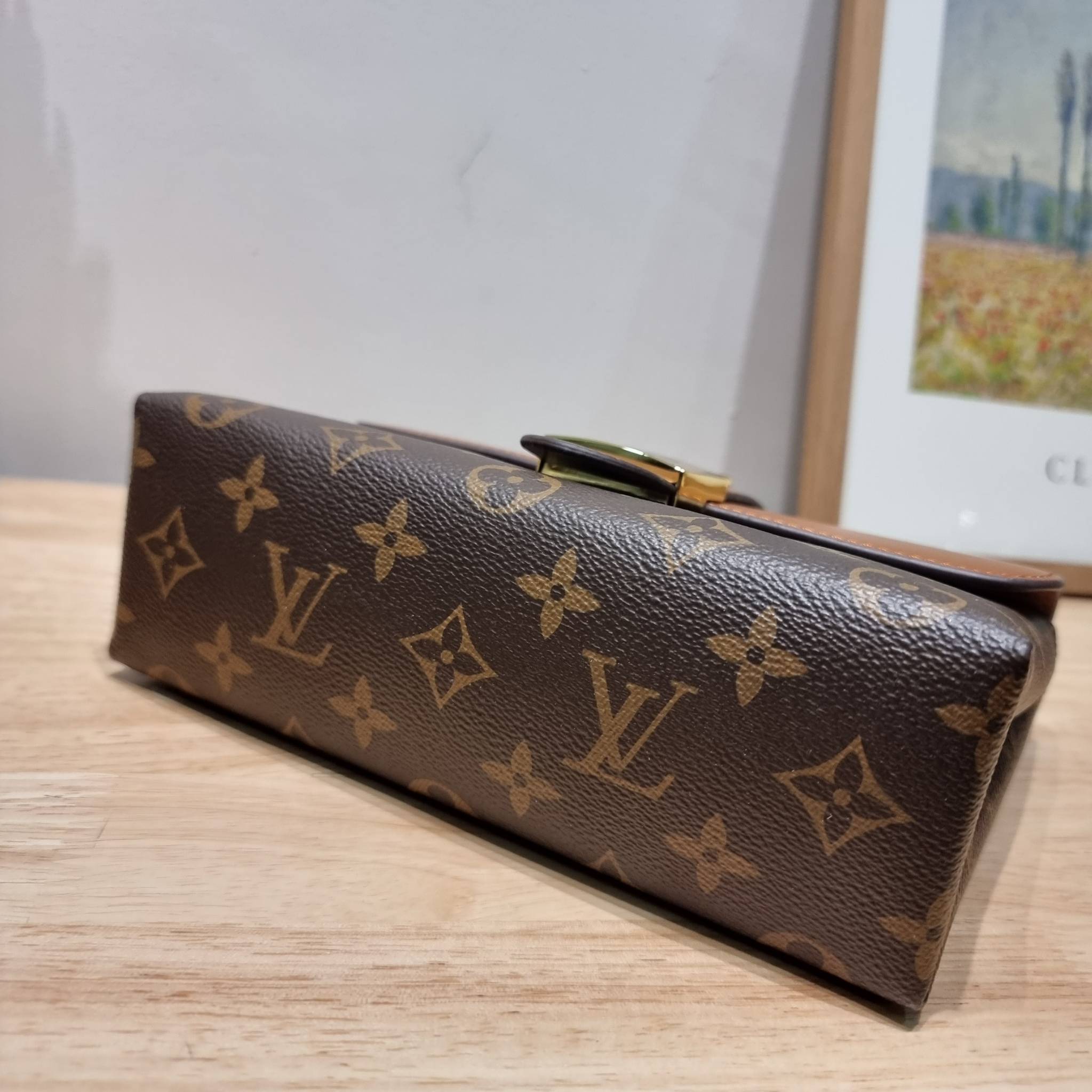 LV LOCKY BB MONOGRAM กระเป๋าสะพายข้าง ดีไซน์หรู ใหม่ล่าสุด สวยถึงบ้านได้ก่อนใคร มีใช้เลิศๆทันปีใหม่แน่นอน คุ้มที่สุด โดดเด่นด้วยอะไหล่ดัมมี่รูปกุญแจสีทอง