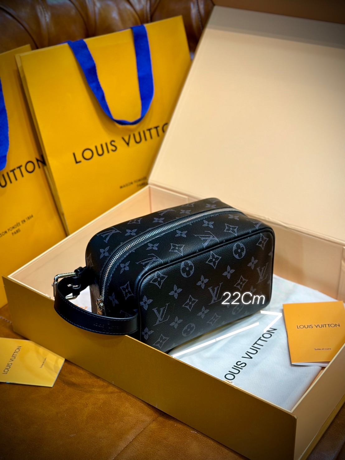 LV Trousse Toilette Locker Dopp Kit / LV Clutch Bag 22cm กระเป๋าถือทรงพอชหรือคลัช แบบคลาสสิกสวยงามเป็นเอกลักษณ์ มีหูหิ้วพกพาสะดวก เกรดออริ