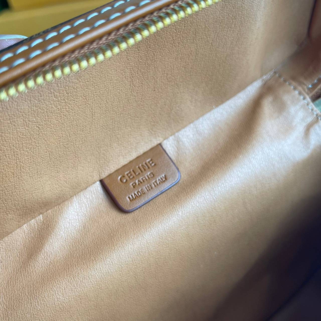 หนังแท้ CELINE VANITY VINTAGE BAG / Celine Macadam Vanity Bag Dark brown กระเป๋าถือ ใส่เครื่องสำอางค์หรือของใช้ต่างๆได้ ภายในโล่งกว้าง ซิปรอบใช้งานง่าย จุของได้เยอะ เกรดออริจินอลงานหนังแท้ทั้งใบ พิมพ์ลายคมชัด ปั้มลายชัดเจน ภาพสินค้าถ่ายจากงานขายจริง ใช้งา