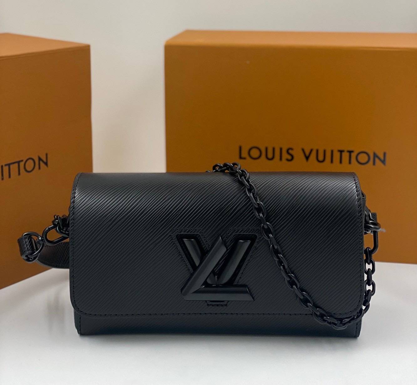 ORI หนังแท้ | LV Twist West Bag elongated shape in grained Epi leather กระเป๋าสะพาย/กระเป๋าถือ พร้อมสายโซ่ หนังลายเกรน Epi รูปทรงยาวและสง่างาม นำเสนอมุมมองใหม่สุดเท่ให้กับไอคอนของแบรนด์ ในหลากหลายเฉดสีทันสมัย