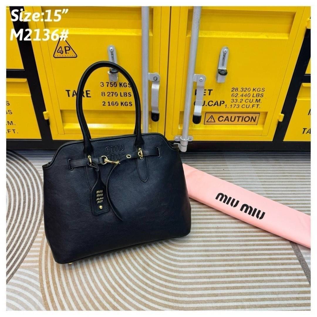 MIU MIU Aventure nappa leather bag กระเป๋าถือใบใหญ่ รุ่นใหม่สวยเก๋สุดชิค ทรงเก๋ ใช้งานง่าย เรียบหรูดูลัคชูสุดๆ เป็นไอเท็มที่ถือแล้วดูมีเทสมากกก