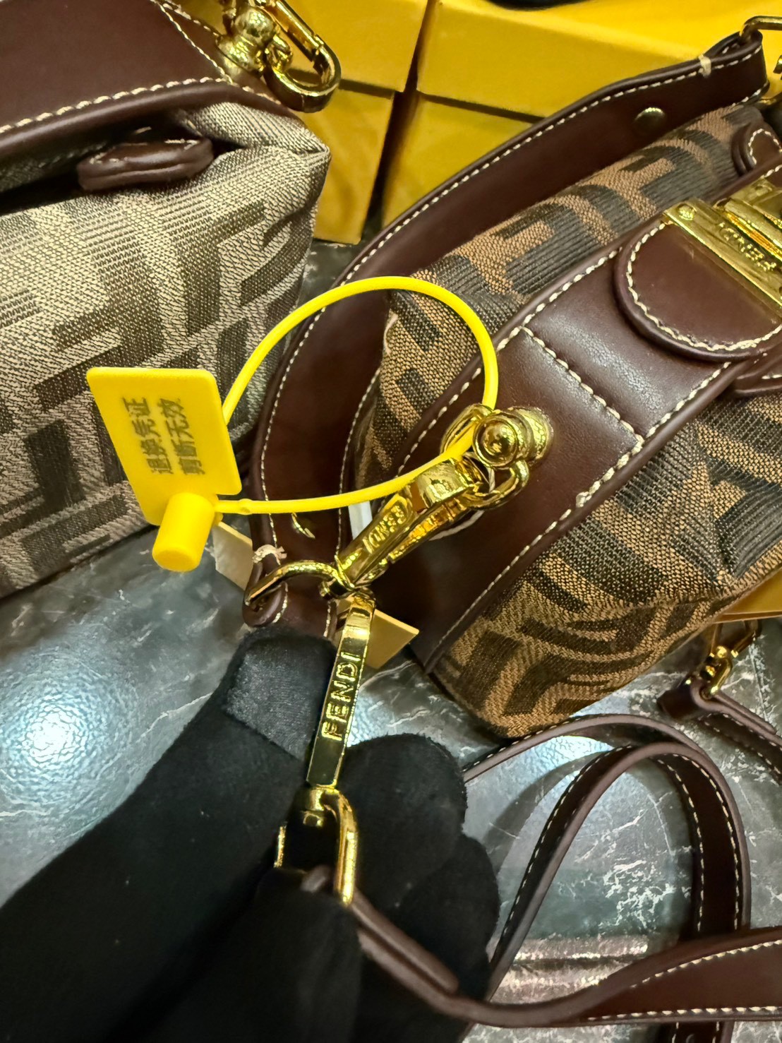 FENDI Mini Tobacco Monogram FF Logo Zucca Bag กระเป๋าสะพายไซส์มินิน่ารัก แมทชุดง่าย รุ่นสุดปัง แรงเกินต้านสุดๆ รูปทรงเป็นเอกลักษณ์ ดีเทลน่ารักด้วยตัวล็อคเปิดปิดคาดบนตัวกระเป๋า ทำให้ใบนี้ดูไม่น่าเบื่อเลย
