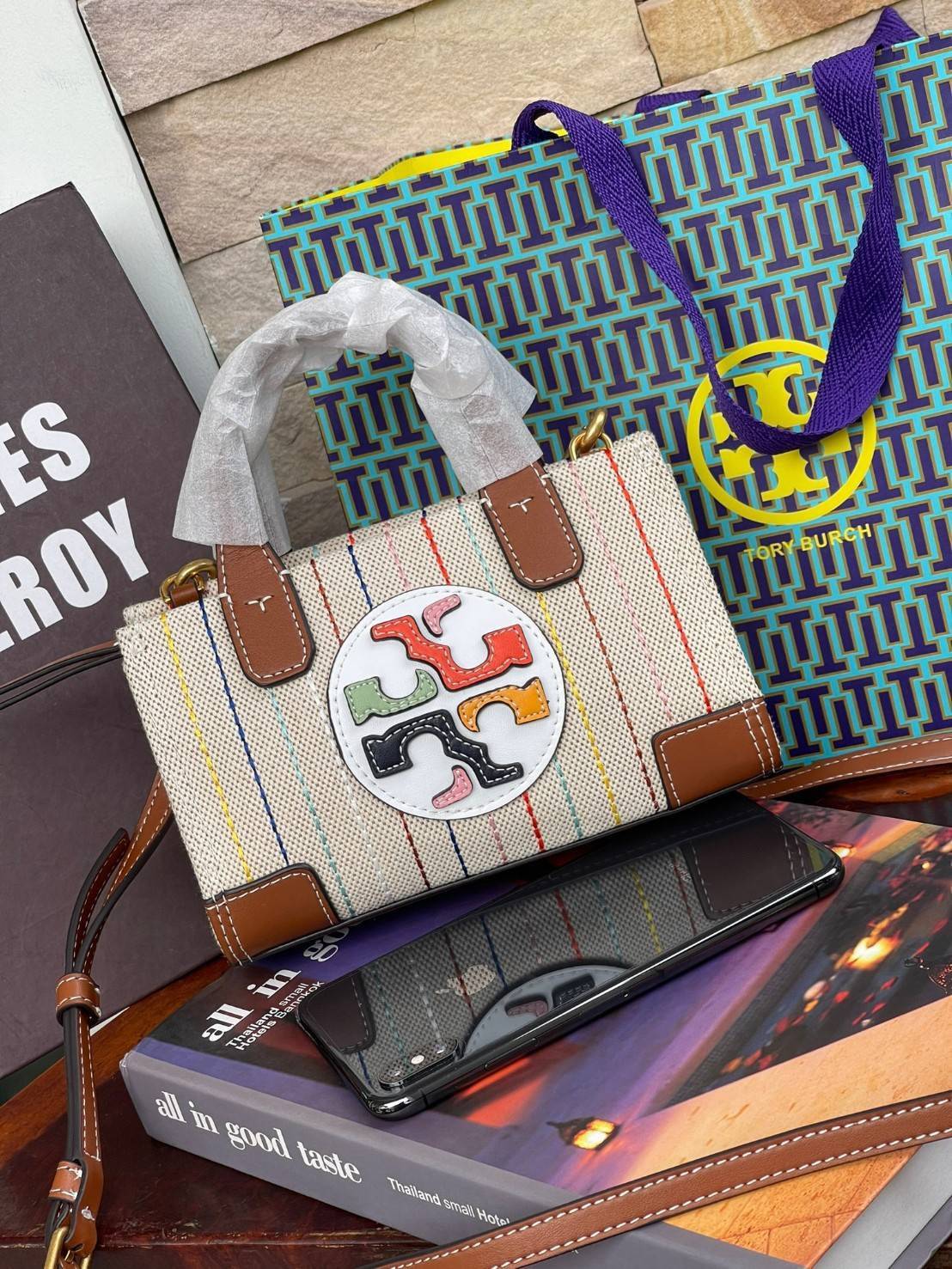 Tory burch ella multi stitch canvas micro tote กระเป๋าใบนี้บอกเลยว่าสไตล์เก๋และแปลกตาเลยทีเดียว กระเป๋าทรงสี่เหลี่ยมขนาดมินิ มีสายเล็กๆ สำหรับสะพายข้าง ลวดลายและสีสันบนกระเป๋ามีเอกลักษณ์ความเป็นวินเทจแบบทอรี่โดยเฉพาะ เป็นอีกหนึ่งแอ็กเซสเซอรี่ที่ทางแบรนด์ร