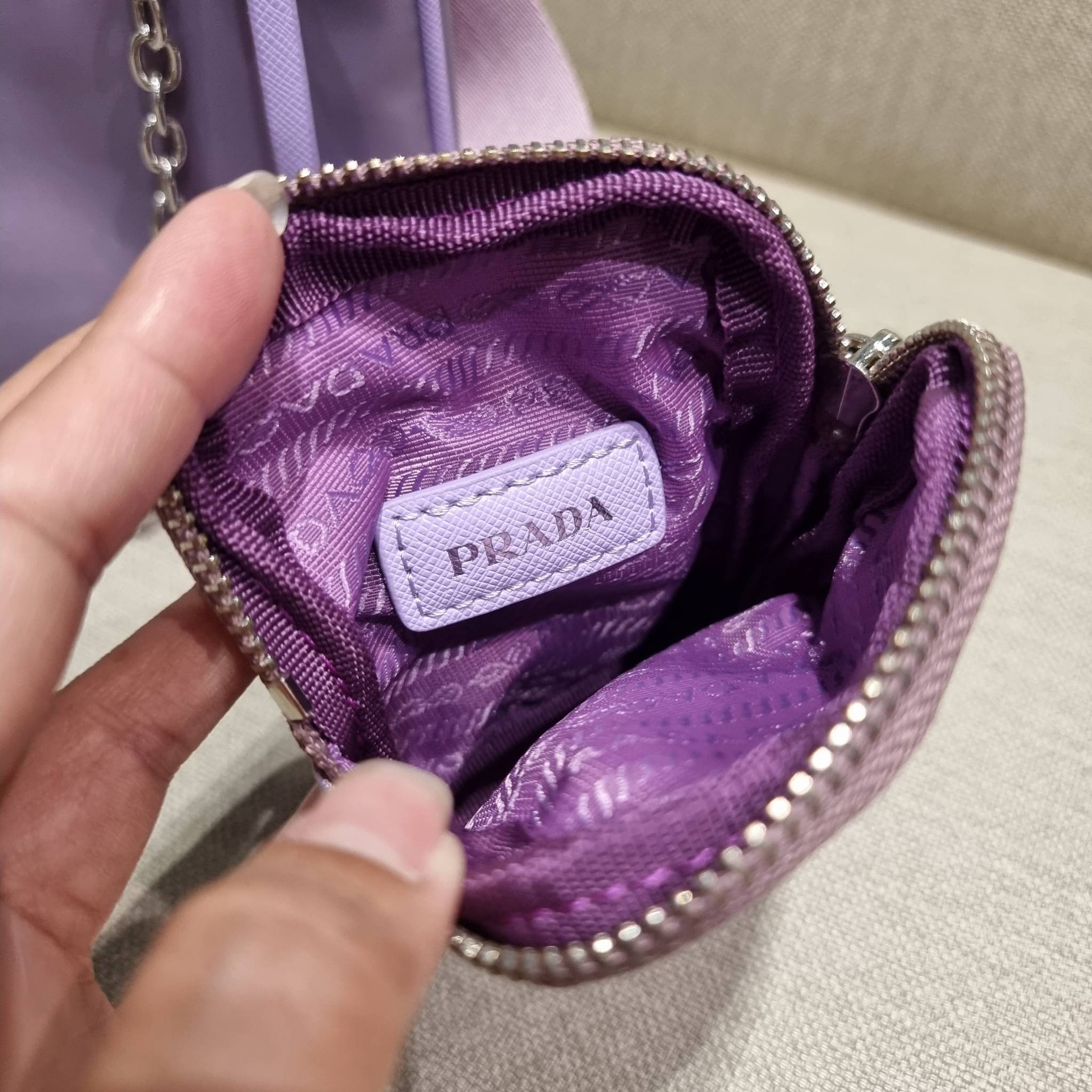 VIP 🥂 PRADA RE-EDITION 2005 RE-NYLON SHOULDER BAG ไอเท็มสุดปัง ที่ฮิตตลอดกาลไม่ว่าจะปีไหนๆ จัดให้ครบทั้งสีขายดีและสีใหม่ล่าสุด ที่สายคุณหนูห้ามพลาด!! กับกระเป๋าสะพายทรงคลาสสิค เหมาะเป็น everyday bag มากๆ วัสดุผ้าไนล่อนคุณภาพ พร้อมใบลูก ไว้ใส่เหรีย