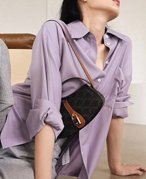 VIP 】CELINE TABOU CLUTCH BAG CELINE MINI CROSSBODY BAG (GWP) วัสดุ Triomphe Canvas หนังสวยอยู่ทรงกันน้ำได้ ขนาดกำลังน่ารัก การออกแบบที่เน้นความเรียบแต่หรู มาพร้อมสายสะพายสั้นและสายสะพายยาว สำหรับสะพายไหล่ สายปรับระดับสั้น-ยาวได้ (ถอดไม่ได้) โดดเด่นที่ด้าน