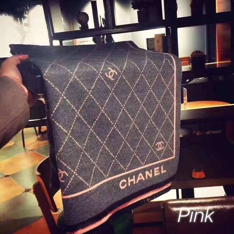 Chanel Scarves for woman’s accessories พลาดไม่ได้กับของขวัญสำหรับเทศกาลดีๆที่กำลังจะมาถึง ส่งมอบความรู้สึกดีๆให้กับคนที่คุณรัก ด้วยผ้าพันคอ หรือ ผ้าคลุมจากแบรนด์ดัง ด้วยเนื้อผ้าแบบcashmereที่ถักทอแบบเนื้อละเอียด จึงทำให้นุ่มน่าสัมผัส ให้ความอบอุ่นได้ดี สำ