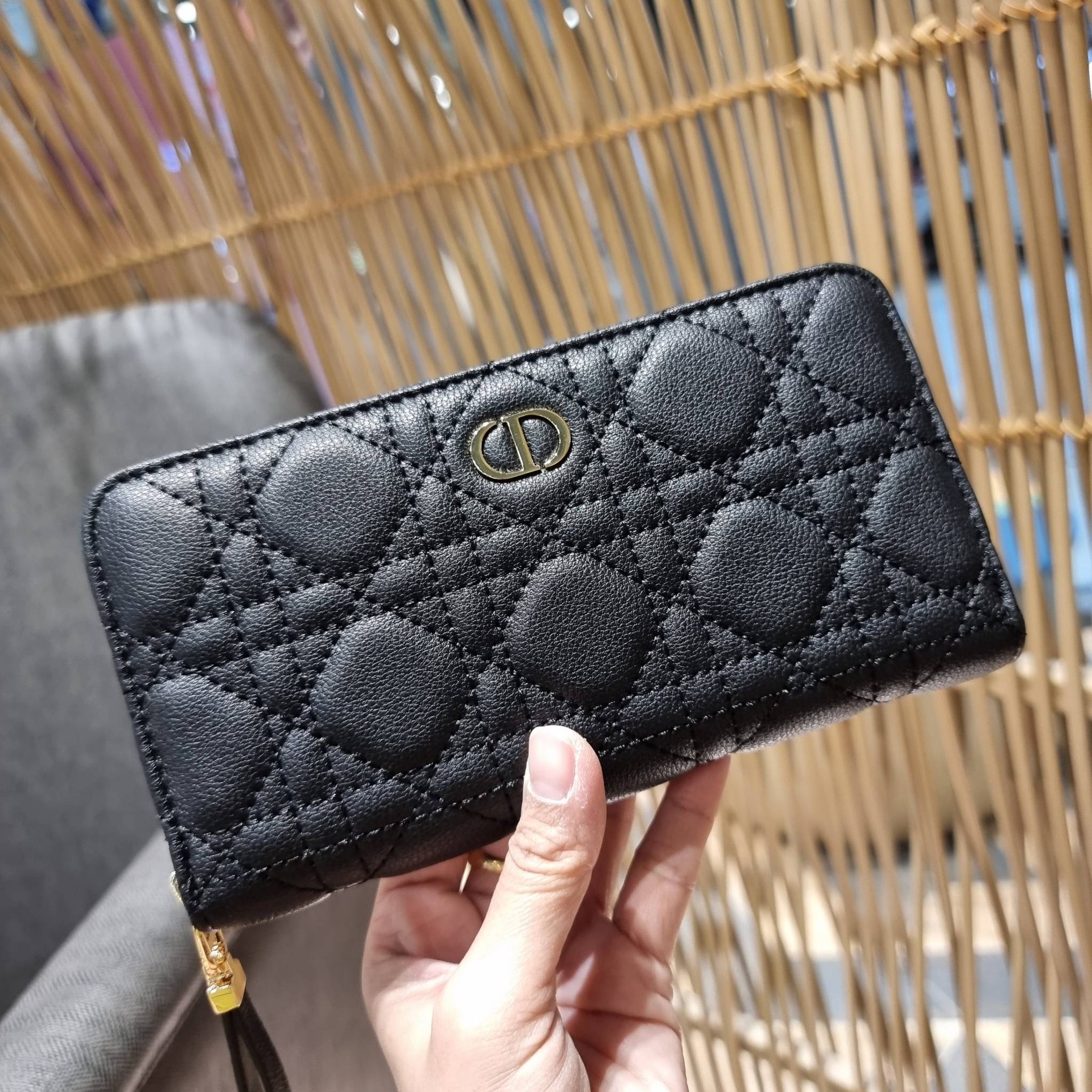 VIP 】CD LONG WALLET WITH GWP ใหม่ล่าสุด กระเป๋าสตางค์ใบยาว พิเศษจาก duty free ใบจริงสวยคม ใช้แล้วรับทรัพย์ ขับผิว วัสดุหนังแท้เต็มใบ สัมผัสดีงาม เปิด-ปิดด้วยซิปรอบ ภายในใส่บัตรได้เยอะ ใส่ธนบัตรได้เต็มที่ มีช่องซิปใส่เหรียญได้ พร้อมส่งความสวยถึงบ้านแบบครบเ