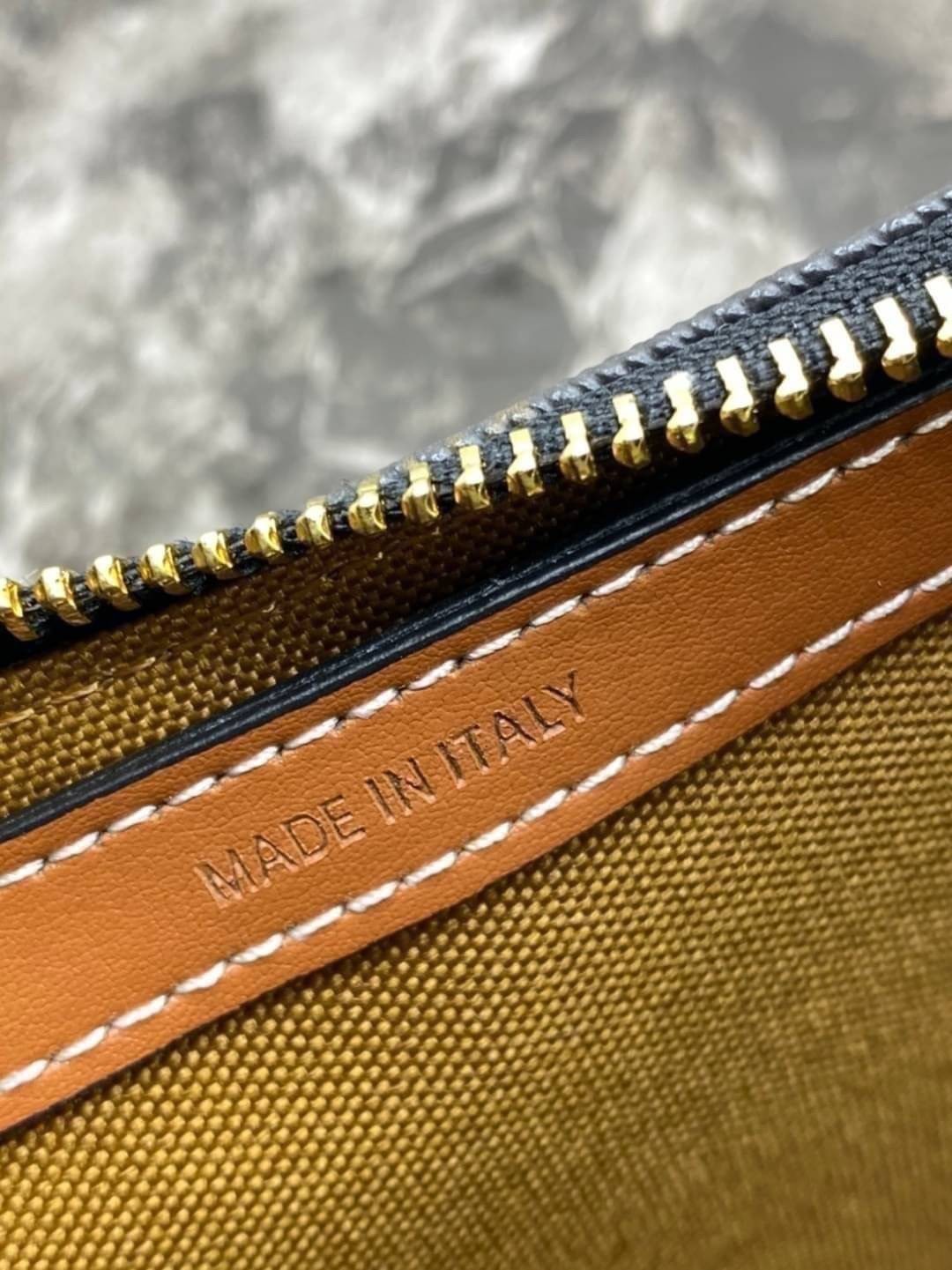 หนังแท้ CELINE AVA / CELINE Vintage Classic Ava bag 1 ใน คอลเลคชั่น “Triomphe Canvas” มาพร้อมสายสะพายไหล่ที่ปรับความยาวได้ และเนื่องจากช่วงล่างของกระเป๋ามีขนาดใหญ่กว่าช่วงบน จึงทำให้ไม่เสียทรงเมื่อเราใส่สิ่งของอย่างกระเป๋าสตางค์หรือโทรศัพท์มือถือ หากดูภาพ