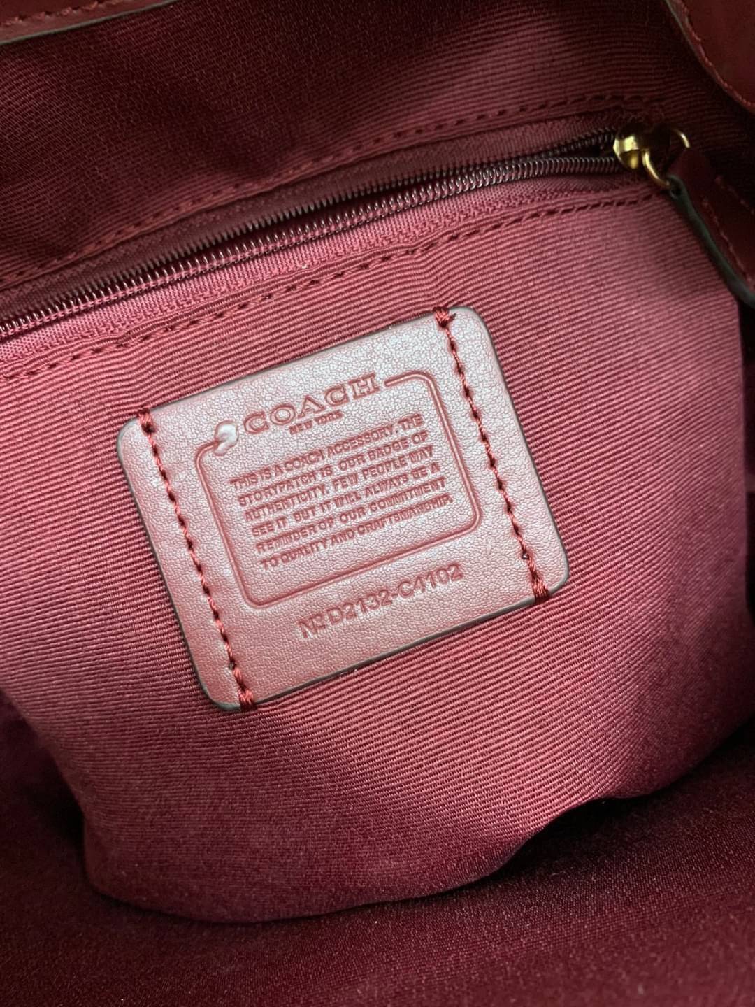 สวยหรู ดูดีมากๆ บอกเลย ไม่มีคือพลาดจร้าา! COACH DEMPSEY DRAWSTRING BUCKET BAG ((C4100//C4102)) พร้อมส่งที่ไทยอีกครั้ง! กระเป๋าทรงขนมจีบ หนังแท้นิ่มสวยมากๆค่ะ จุดเด่นด้านหน้าปั้มโลโก้แบรนด์ ปากกระเป๋าแบบหูรูดใช้งานง่าย ภายในสามารถใส่ของจำเป็นในชีวิตประจำวั