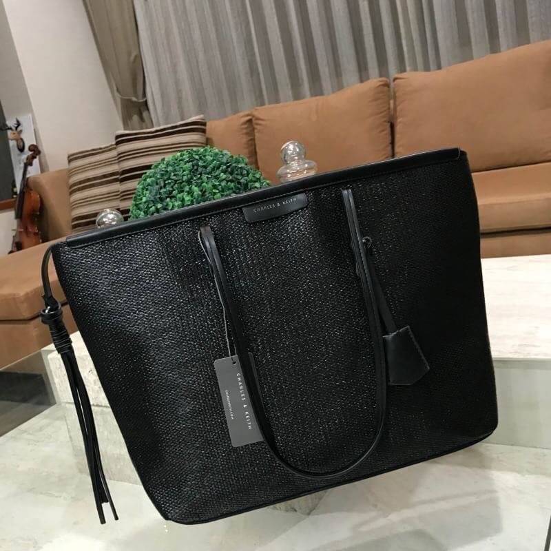 Charles & Keith Black Textured Tote Bag ฮอตฮิตตลอดกาลสำหรับรุ่นนี้ รุ่นยอดนิยม!! มากี่รอบกี่รอบก็ขายดี ใครไม่มีรุ่นนี้ติดตู้ไว้ถือว่าเชยมาก(!!) กระเป๋าสะพายทรง Shopping bag ใบใหญ่จุของได้ใจ น้ำหนักเบา โดดเด่นด้วย Textured วัสดุสานรอบใบ ตัดขอบหนัง สวยอยู่ท
