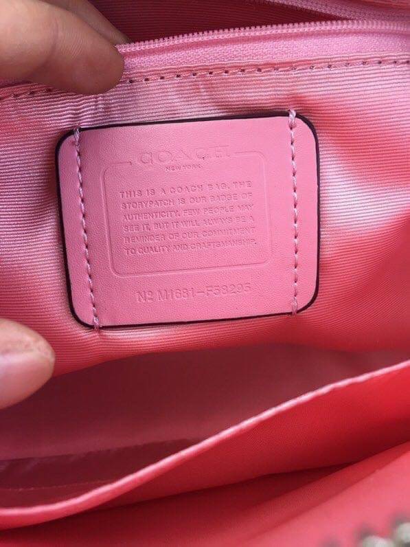 Coach Mini Sierra Signature กระเป๋าถือทรงโดม ภายในกว้างสามารถใส่กระเป๋าเงินเล็ก และมือถือได้ และยังมีช่องซิปเล็ก 1 ช่อง ด้านหลังมีกระเป๋าเล็กเก็บบัตร 1 ช่อง ใครยังไม่มีพลาดไม่ได้แล้วนะคะ