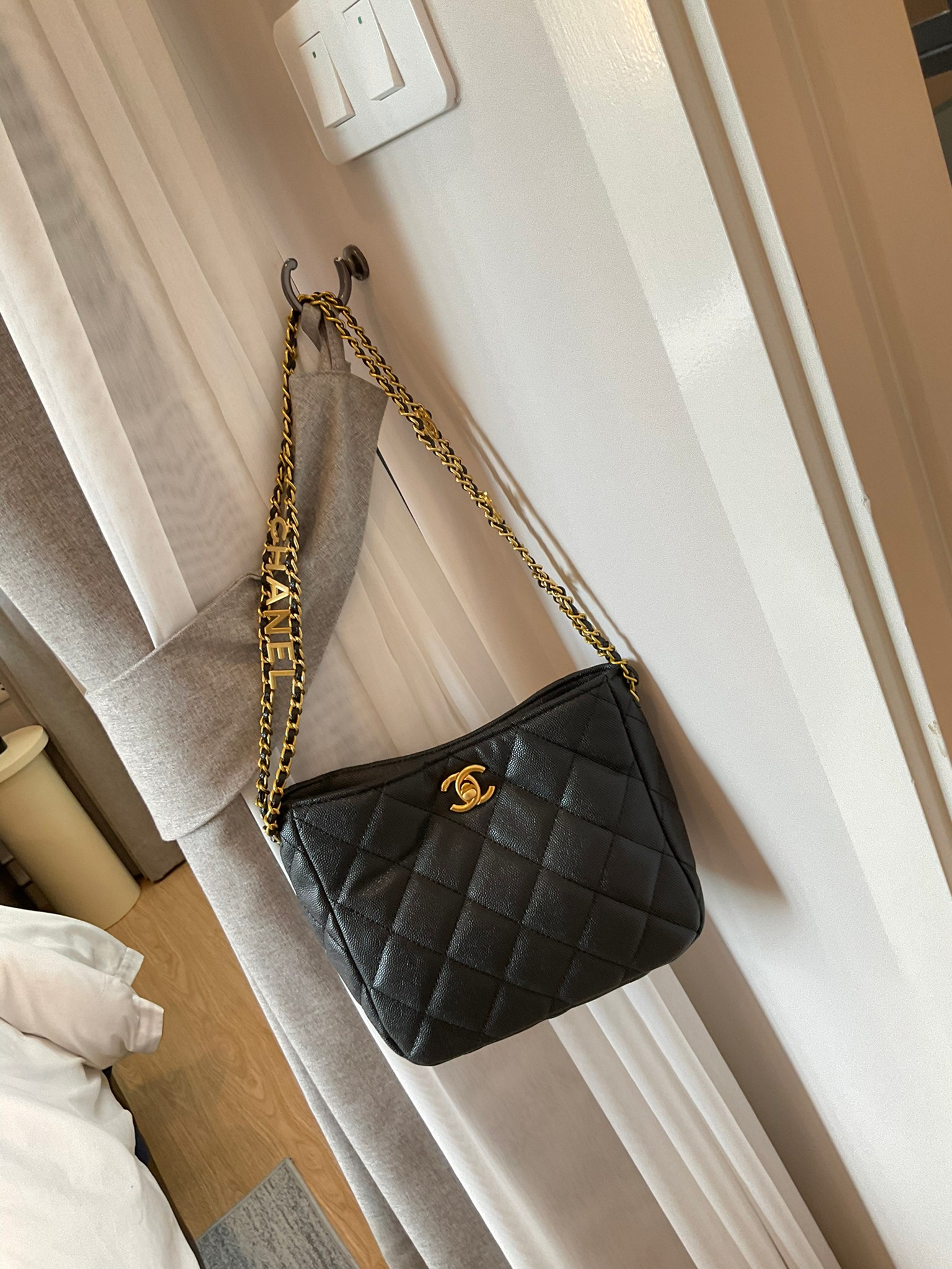 Chanel 22s small hobo bag black caviar / CHANEL VIP GIFT CAVIER BAG กระเป๋าทรงสะพายข้าง ที่กำลังมาแรงมาในตอนนี้ ตัวกระเป๋าเป็นหนังลายคาเวียร์สวยหรูมาก อะไหล่ทองวินเทจทั้งใบ ด้านหน้าประดับโลโก้แบรนด์ เปิดปิดด้วยตัวหมุนล้อค ด้านในใส่กระเป๋าสตางค์ได้ถึงใบยาว