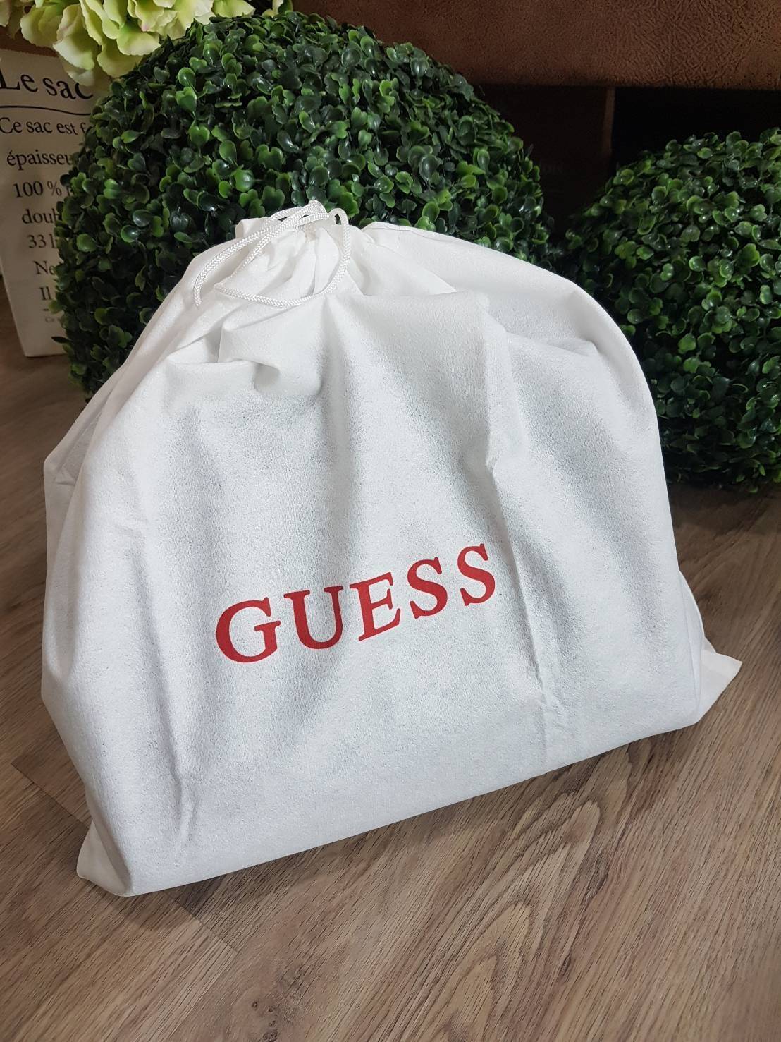 GUESS WOMAN FACTORY SHOULDER BAG กระเป๋าถือหรือสะพาย ทรง A คลาสสิค ขนาดกำลังดี น้ำหนักเบา วัสดุ pu. นิ่ม คุณภาพดี สวยอยู่ทรง ด้านหน้า ประดับโลโก้แบรนด์ เปิดปิดแบบแถบคาดกระดุมแม่เหล็ก ภายในกว้างแบ่ง 2 ช่องใหญ่ มีช่องซิปกลาง เป็นสัดส่วน ซับในลายแบรนด์ ใส่ w