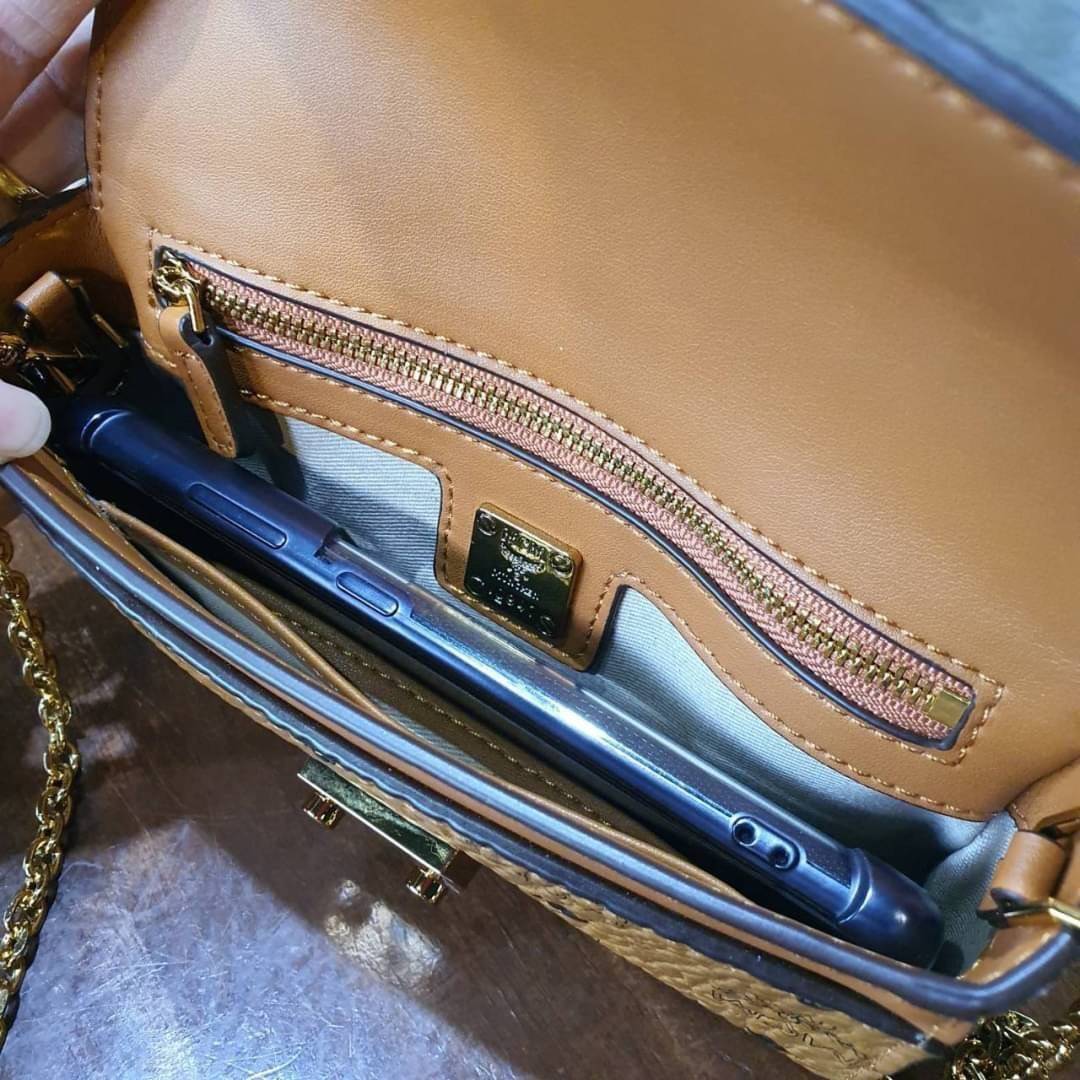 M.C.M SMALL MILLIE FLAP CROSSBODY IN VISETOS ไซส์ใหม่พกพาสะดวก!! กระเป๋าสะพายกึ่งคลัทช์ รอบนี้มาไซส์สวย สามารถใช้แทนกระเป๋าสตางค์ได้เลย ใส่โทรศัพท์มือถือได้ทุกรุ่น ใส่ของสำคัญสบายๆ มาพร้อมสายสะพายโซ่สีทองหรูหรา รูปทรงดีไซน์ร่วมสมัย ใช้งานง่ายด้วยตัวล็อค ว