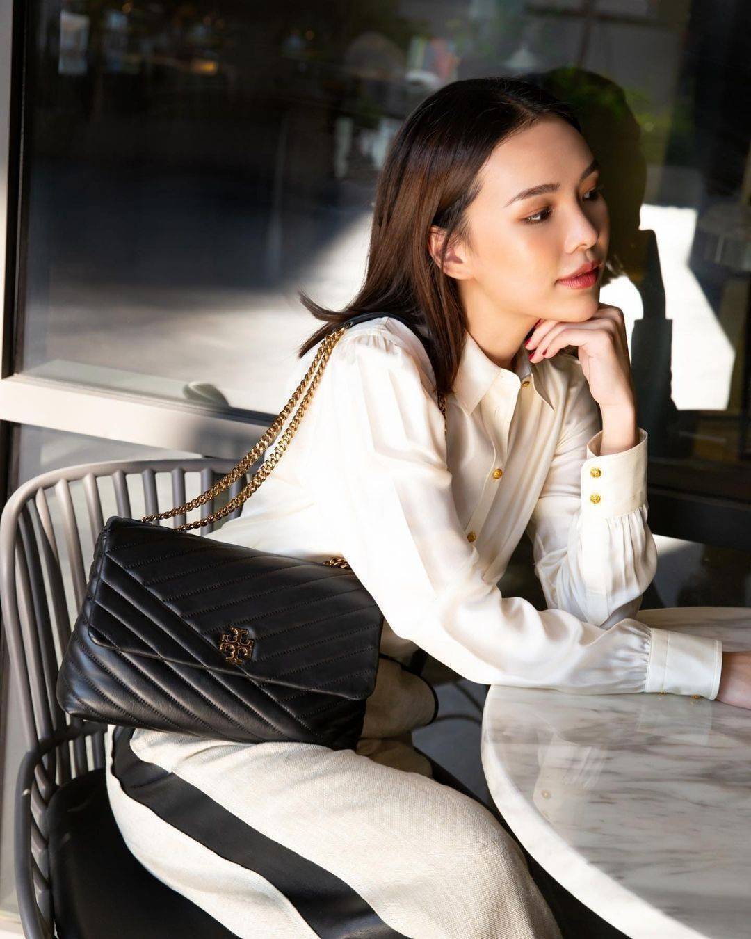 ของแท้ 💯% 】Tory Burch Factory Outlet Quilted Chain Crossbody Sling Bag กระเป๋าสะพายรุ่นแนะนำจาก Tory Burch Factory วัสดุหนังแกะสังเคราะห์ขึ้นลายริ้วหนังนิ่มสวยอยู่ทรง ดีไซน์ยอดนิยม