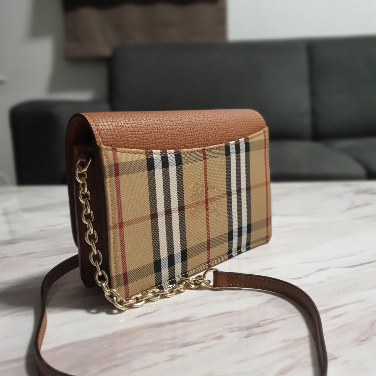 พรีเมี่ยมกิ๊ฟแท้ 100% 】BURBERRY CROSSBODY BAG กระเป๋าสะพายพรีเมี่ยมกิ๊ฟรุ่นใหม่ล่าสุด Limited จาก BURBERRY Perfume DutyFree ตัวกระเป๋าอยู่ทรงสวย วัสดุทำจากหนังสลับผ้าลายแบรนด์