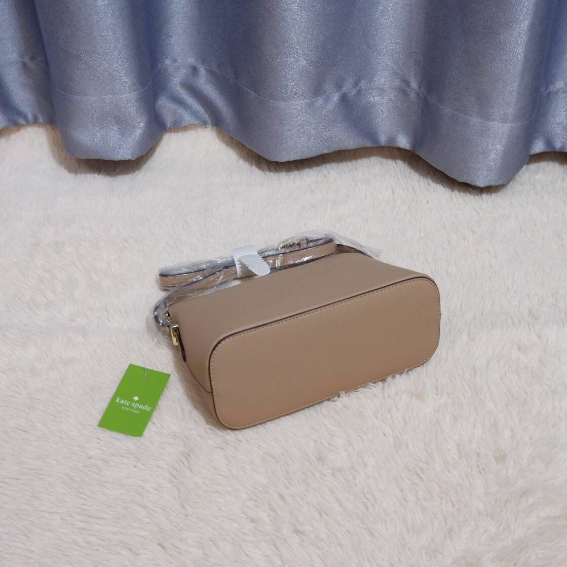 KATE SPADE CEDAR STREET MANDY แบรนด์ดังจากอเมริกาสุดฮิต กระเป๋าขนาดน่ารัก สะพายข้าง หนัง saffiano ภายในลายสวยเก๋สีทองเรียบหรู ทรงแข็งอยู่ทรง MUST HAVE!!