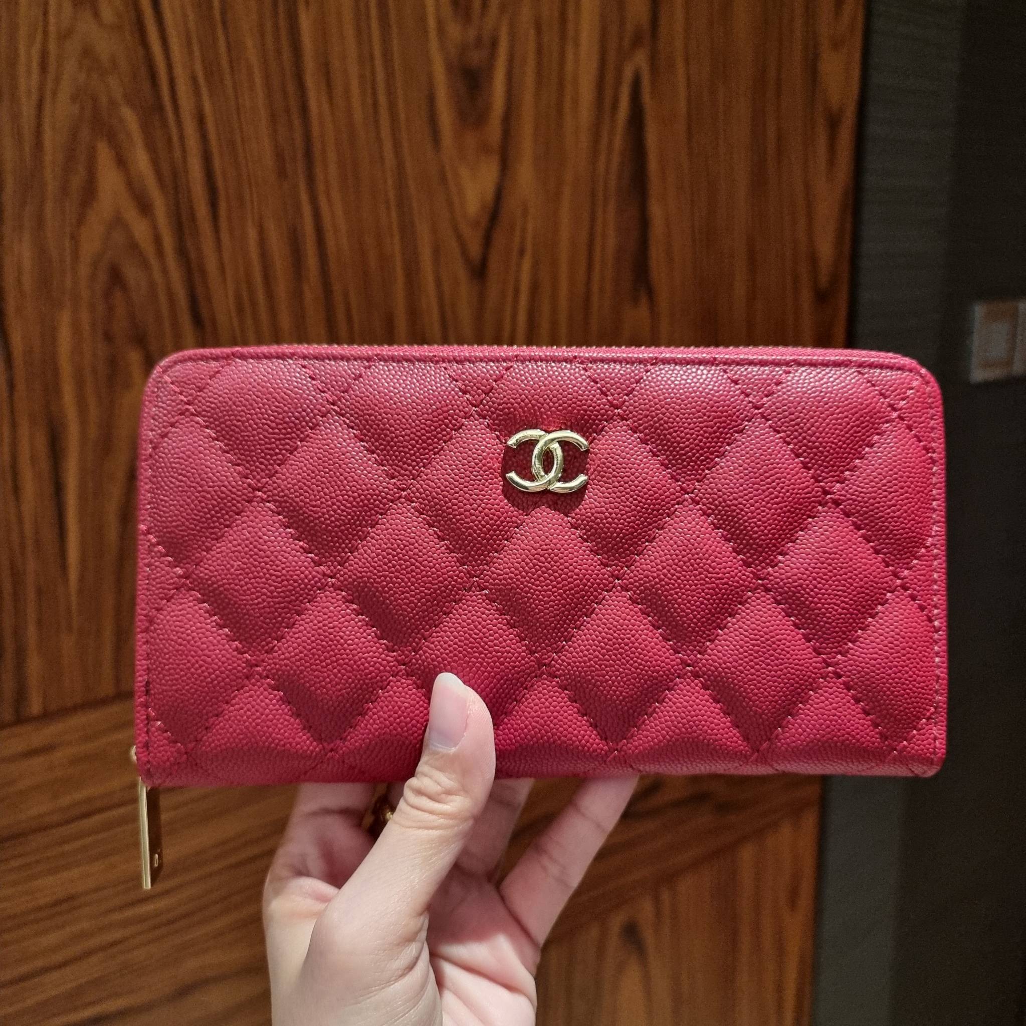 VIP 】กระเป๋าสตางค์ใบยาวรุ่นซิปรอบ สวยรับทรัพย์จาก Chanel วัสดุหนังลายคาร์เวีย ใช้แล้วขับผิวสุดๆ เปิด-ปิดด้วยซิปรูดรอบใบ ใช้งานง่าย ภายในกระเป๋ามีช่องใส่บัตรได้ ใส่ธนบัตรหรือเหรียญได้ มีช่องซิปแยกอีกหนึ่งช่อง ดีไซน์เรียบหรูแบบนี้ สาวๆห้ามพลาดกันน้า!! ซื้อใ