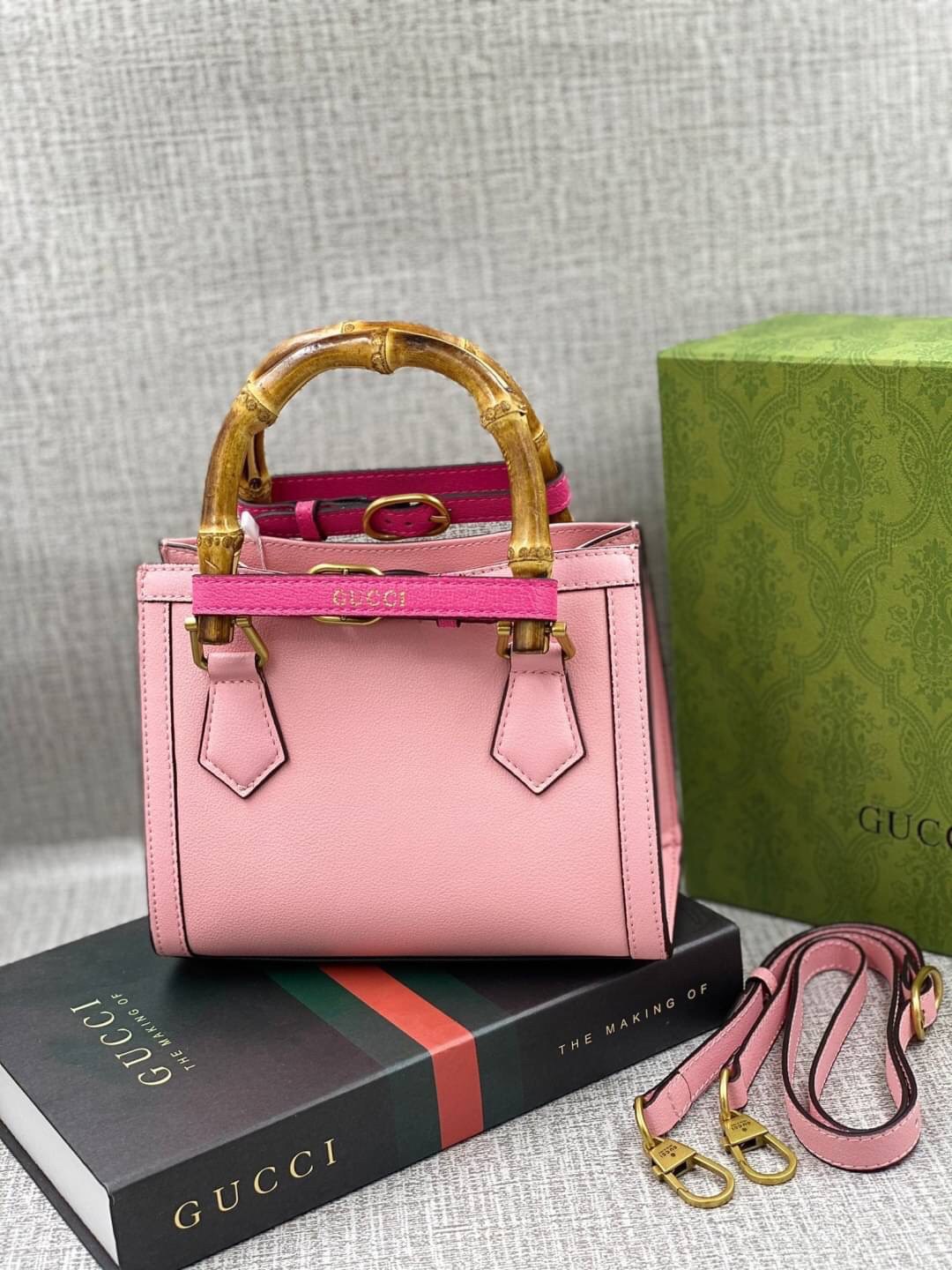 VIP GIFT 】หนังแท้ GUCCI Diana mini tote bag กระเป๋างานหูไม้ไผ่สุดคลาสสิก ดีไซน์มาใหม่พร้อมเข็ดขัดหนังสีสะท้อนแสงประดับตรงหูกระเป๋า ขนาดมินิกำลังน่ารักเลยค่ะ วัสดุหนังแท้ อะไหล่ทอง งานสวยตั้งอยู่ทรง มีสายสะพายยาว 1เส้น สามารถปรับระดับได้-ถอดได้ งานเก๋ไก๋ที