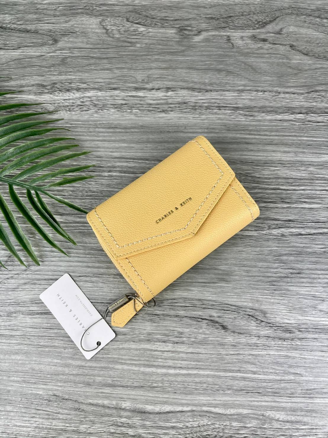 CHARLES & KEITH ENVELOPE SMALL WALLET กระเป๋าเงินใบกลาง วัสดุหนังพิมพ์ลายสีสวยน่ารัก ด้านหน้าปั๊มโลโก้แบรนด์ เปิดปิดด้วยกระดุมแม่เหล็ก