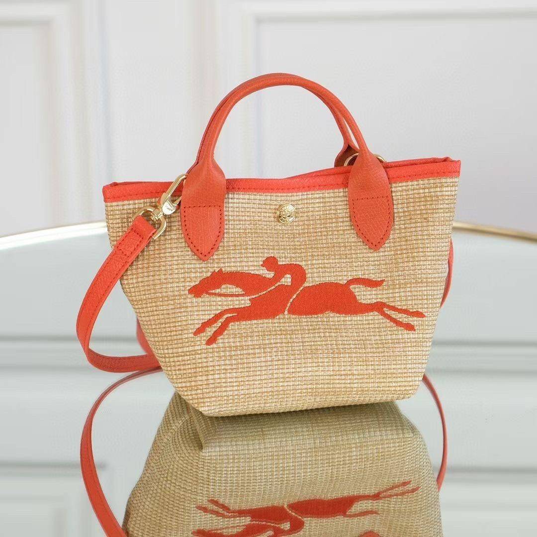 Longchamp Le Pliage Paris-St Tropez Handtasche มาแร้ววววใหม่ล่าสุดนุ้งมินิ ตัลร๊ากกก วัสดุสาน ด้านหน้าปักโลโก้ม้าอันเป็นสัญลักษณ์ของแบรนด์ ทนทานแข็งแรง ใบมินิ น้ำหนักเบา จุของได้เยอะ ใส่กระเป๋าตังค์ โทรศัพท์ iphone+ ได้ ภายในโล่ง มีสายสะพายไหล่ Crossbody 