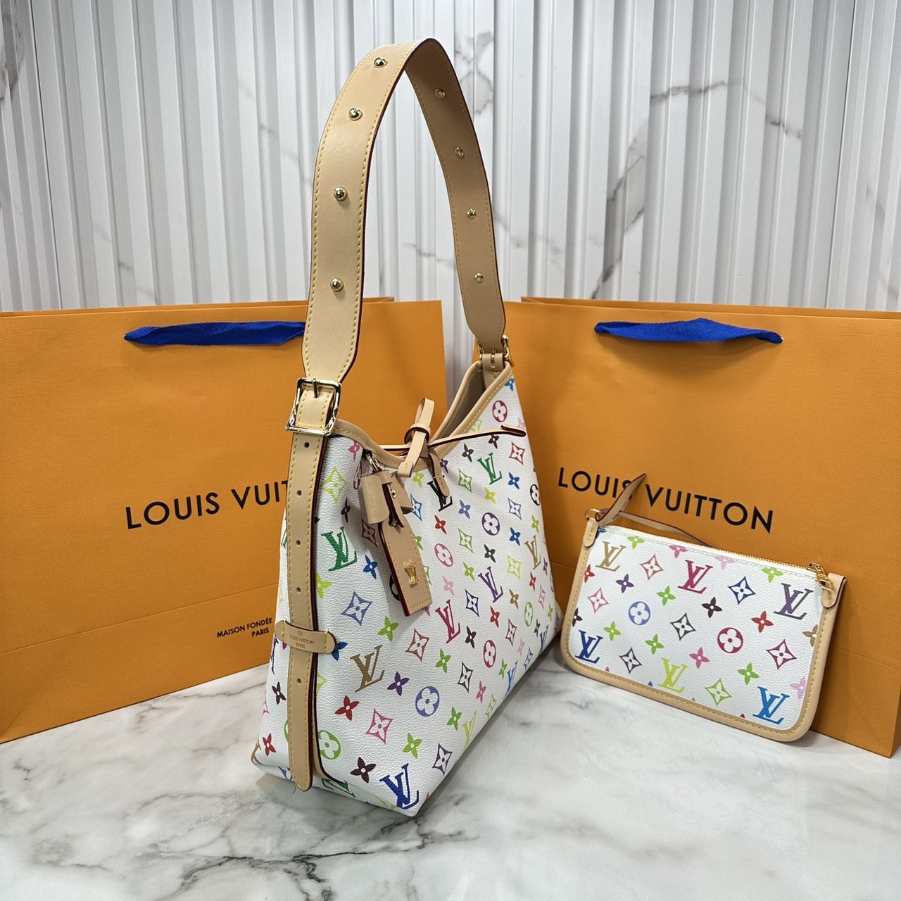 LV x TM CarryAll PM bag Murakami กระเป๋าทรงโท้ทแครี่ออลสุดคลาสสิกแต่งแต้มดีเทลเปี่ยมชีวิตชีวาจากคอลเลคชั่น LV x Murakami ด้วยลายโมโนแกรมสุดไอคอนิกเปี่ยมสีสันใหม่