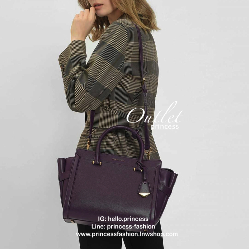 CHARLES & KEITH SAFFIANO TRAPEZE BAG กระเป๋าถือหรือสะพายรุ่นยอดนิยมดีไซน์สวยหรูวัสดุหนังคาเวียร์อยู่ทรง ด้านข้างเเต่งหนังช่องตัดดูมีดีเทล ด้านหน้ามีโลโก้ ด้านหลังมีช่องซิป เปิดปิดด้วยซิปหัวซิปแบรนด์ หูจับเเข็งแรง พับลงได้ พร้อมสายสะพายหนังปรับระดับได้ถอดไ