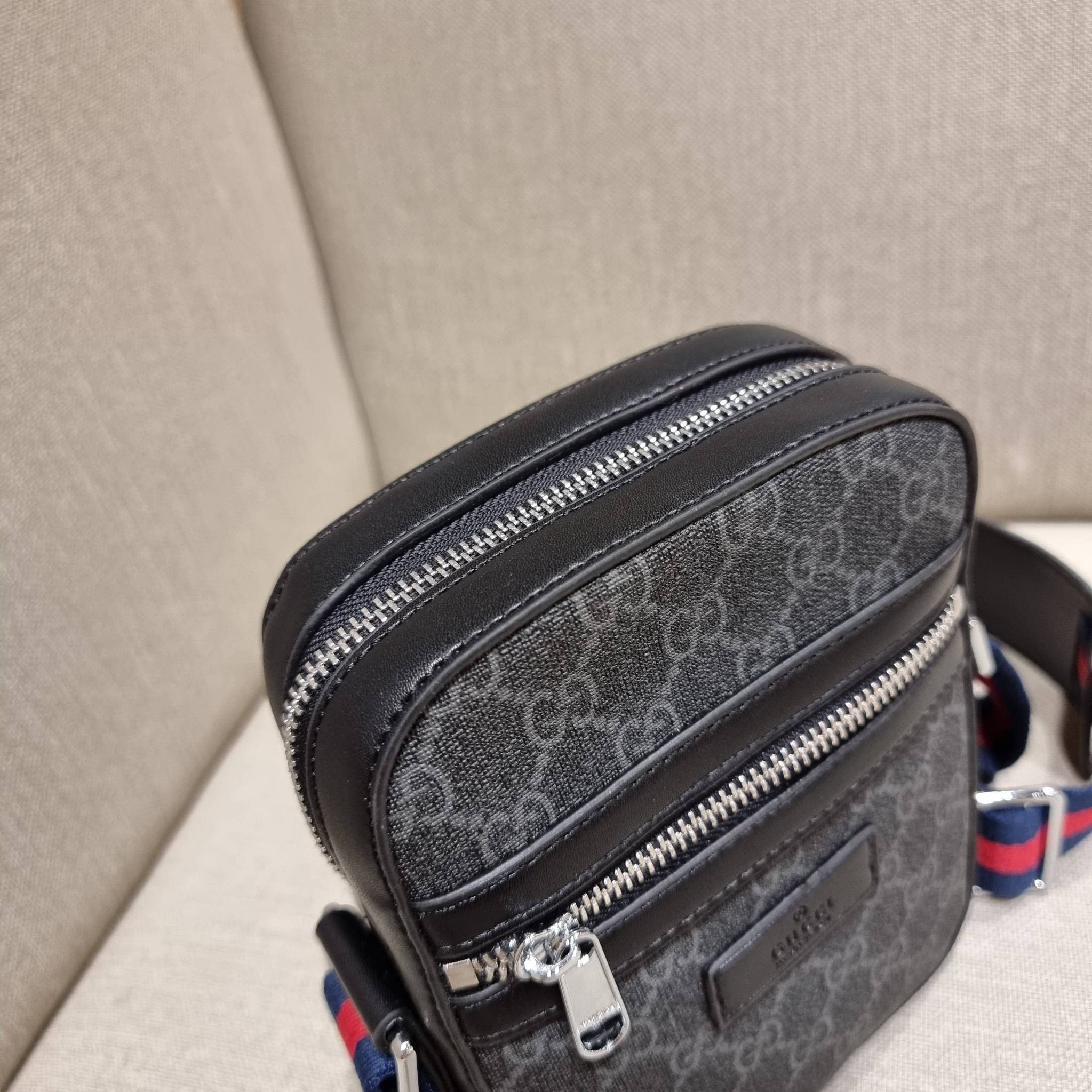 VIP 】GC VIP MINI MESSENGER CROSSBODY BAG กระเป๋าสะพายข้างพรีเมี่ยมลุคสปอร์ต เรียบแต่แอบหรู ไซส์มินิ น่าใช้!! วัสดุหนังแคนวาส ไม่ต้องห่วงเรื่องความทนทาน ✔️ ตกแต่งสายคาดหรู เท่ ดีไซน์สีตามสัญลักษณ์แบรนด์ เข้ากันมากๆ!! เปิด-ปิดด้วยซิป ด้านหน้ามีช่องซิ