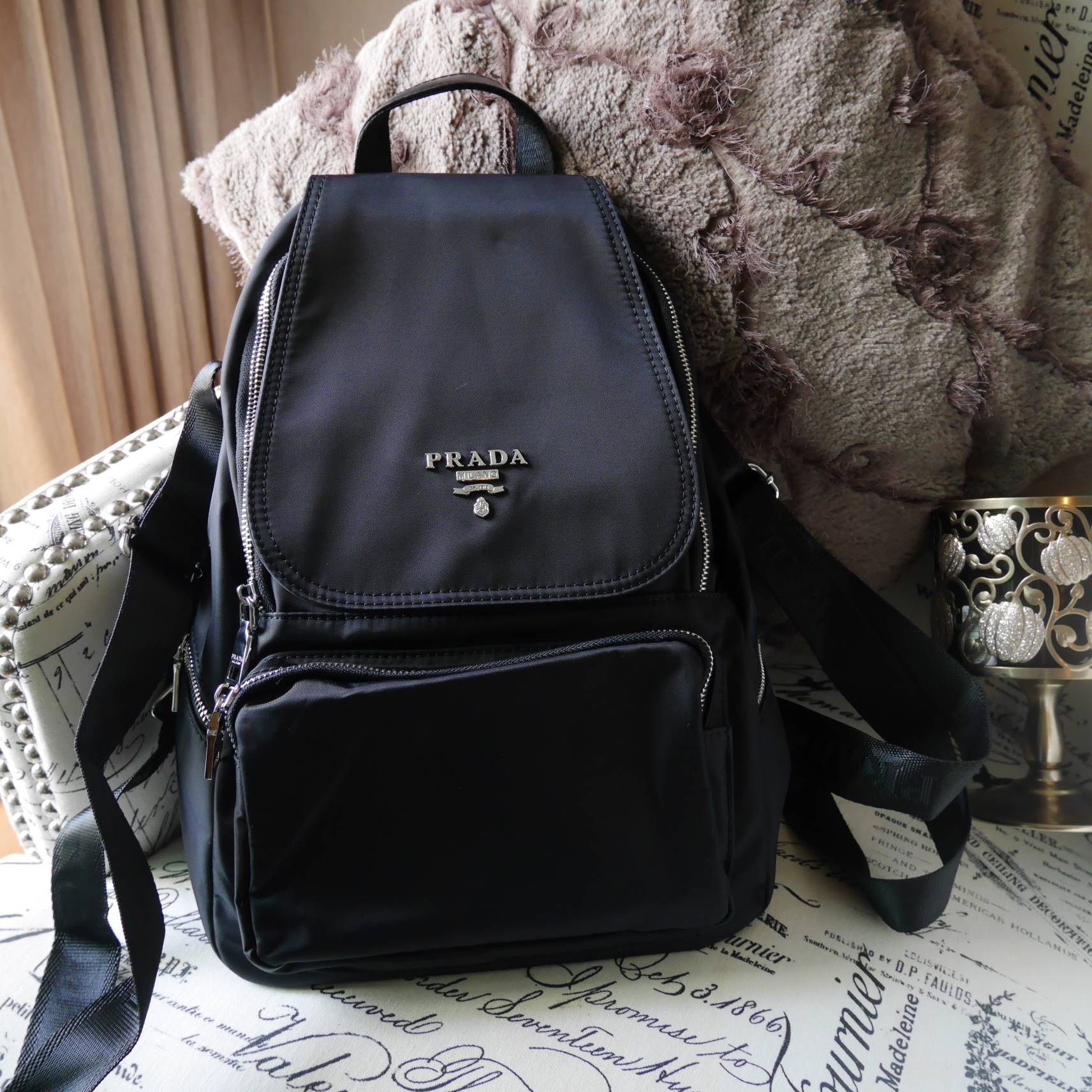 มาละค้า รุ่นที่สายลุยรอคอยกับ Prada backpack จากงานพรีเมี่ยมกิ้ฟจากเคาร์เตอร์ต่างประเทศมาค้า วัสดุ Nylon **คุณภาพดี แข็งแรง ทนทาน กันน้ำได้ อะไหล่เงิน เงาวับ! ทั้งใบ **สวยหรูมากคะ มีช่องใส่ของแยกซิปหลายช่อง สุดคุ้ม ด้านในบุด้วยผ้าซับในปั้มแบรนด์ อย่างดี ช