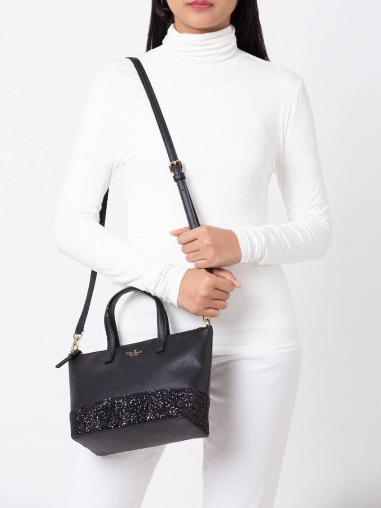 Kate Spade INA Greta Court Glitter Crossbody กระเป๋าถือหรือสะพายใบเล็ก วัสดุหนัง Saffiano สวยหรู ด้านหน้าประดับโลโก้สีทองสวย ก้นกระเป๋ามีดีเทลด้วยGlitter วิ้งๆดูหรู ภายในมีช่องซิปและช่องเล็ก สามารถใส่ ipad mini กระเป๋าสตางค์ใบยาวและของจุกจิกได้เยอะ มีหมุด