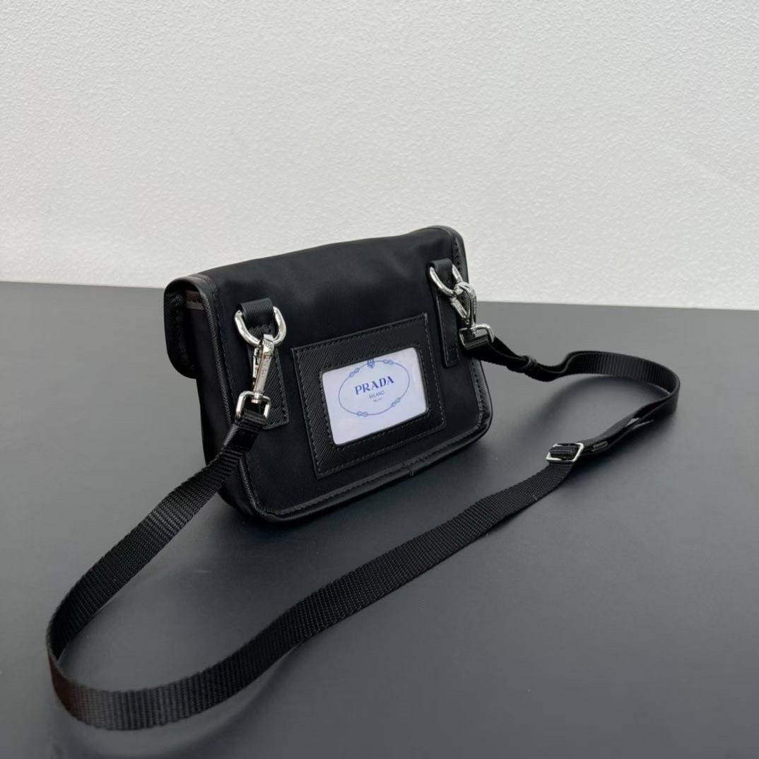 Prada Re-Nylon and Saffiano leather smartphone case กระเป๋าสะพายทรงเคสสมาร์ทโฟน รุ่นยอดนิยมใช้ได้ทั้งชายหญิง คล้องคอได้ สะพายข้าง/ไหล่ สายสะพายถอดได้/สายปรับระดับได้