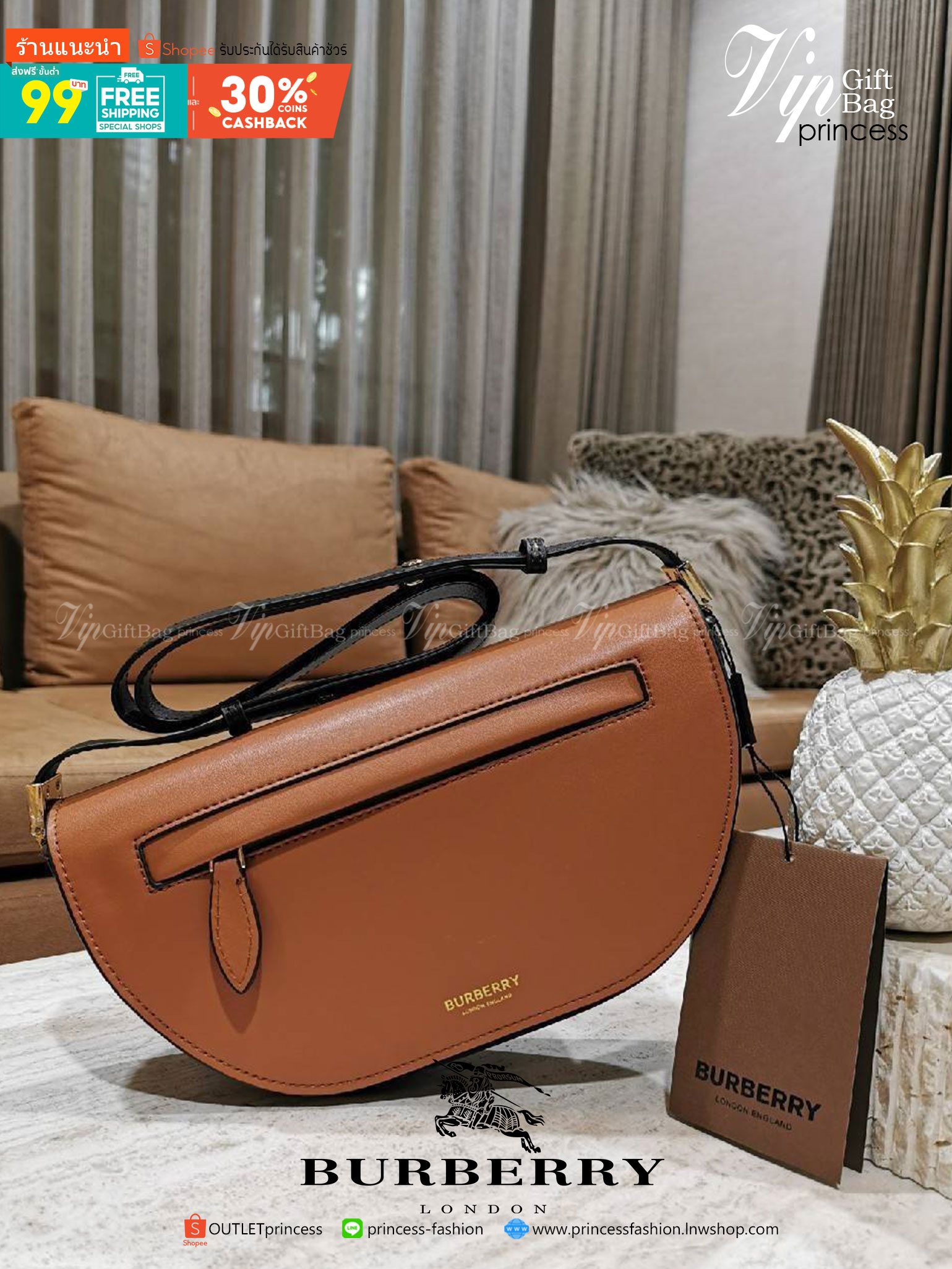 BURBERRY FRAGRANCES HALFMOON BAG VIP GIFT WITH PURCHASE (GWP) กระเป๋าสะพายพรีเมี่ยมกิ๊ฟ Limited Edition รุ่นใหม่จากน้ำหอม BURBERRY DUTY FREE วัสดุหนังแท้ CalfSkin ดีไซน์สวยหรูอยู่ทรงมีโลโก้แบรนด์และช่องซิปด้านหน้า ด้านหลังมีช่องใส่ของ เปิดปิดด้วยฝาปิดแม่เ
