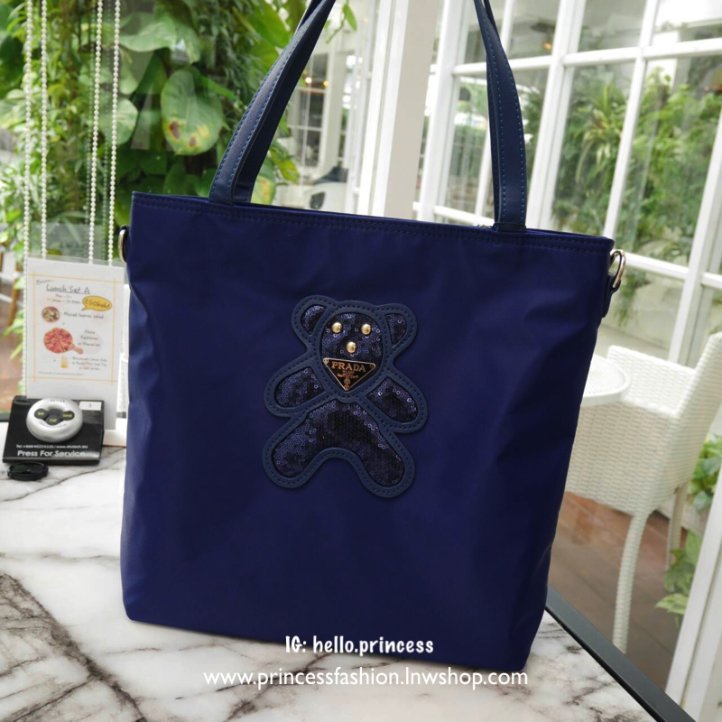 RESTOCK !! สองสีขายดี♡♡ กระเป๋าสะพาย *มีสายยาวให้คะ ทรง TOTE จากแบรนด์ PRADA มาค่า ตัวกระเป๋าเป็น nylon ทั้งใบ สะพายเป็น shoulder bag หรือถือได้ค่ะ ด้านหน้าเป็นลายหมี ปักกลิ้ตเตอร์ + logo brand ใช้แล้วสวยมากๆ อะไหล่ทองหรูมาก จุของคุ้ม ใส่หนั