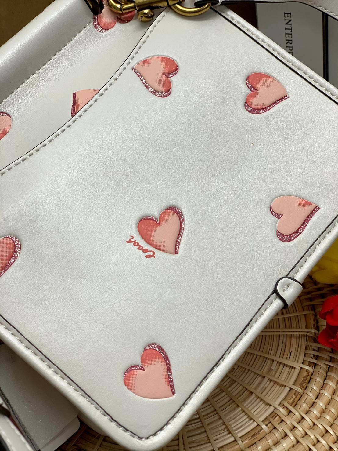 COACH LIMITED EDITION WILLIS TOP HANDLE 18 WITH HEART PRINT ((c3919)) พร้อมส่งที่ไทย ได้ไปหลงรักแน่นอนค่ะ! กระเป๋าหิ้วหรือสะพายข้าง หนังแท้นิ่มสวยงาม ❤️จุดเด่นคือตัวกระเป๋าปริ้นลายหัวใจทั้งใบ ดูหวานน่ารักมากๆค่ะ เปิดปิดกระเป๋าแบบหมุนล็อค ภายในมีช่อ