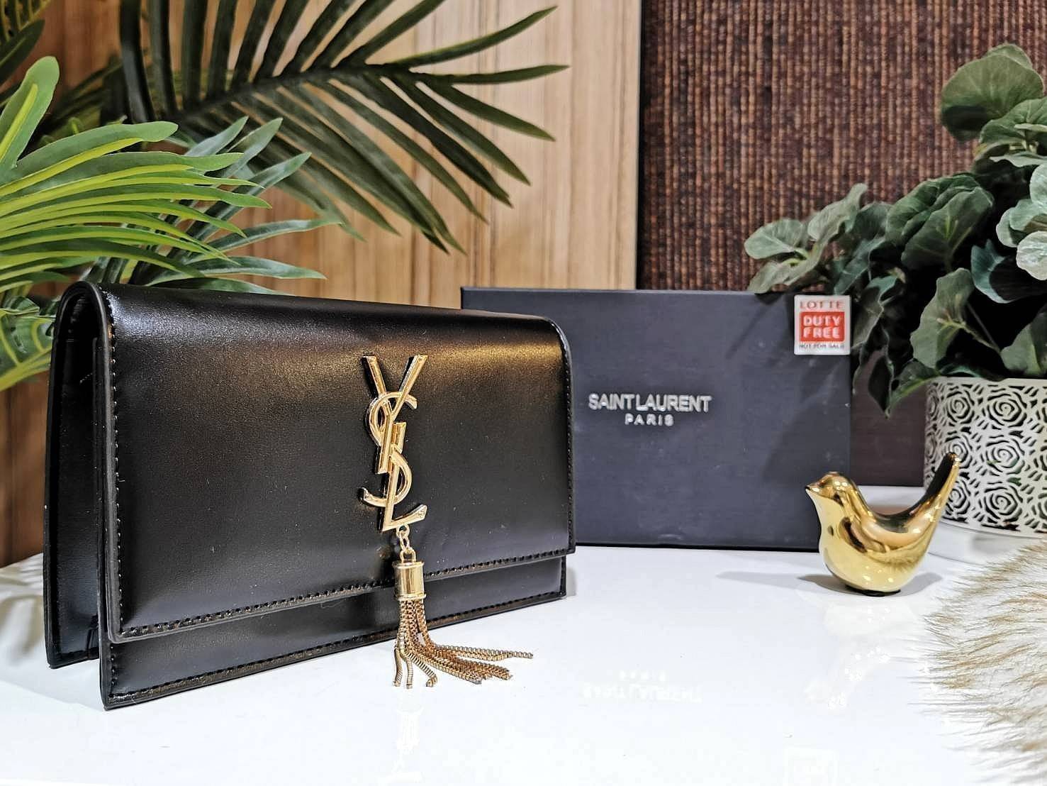 VIP YVES SAINT LAURENT YSL BAG / YSL Small Kate Bag กระเป๋าสะพายดีไซน์ทรงสี่เหลี่ยมหนังเรียบสวยอยู่ทรงเปิดปิดด้วยฝาปิดกระดุมด้านหน้าประดับโลโก้แบรนด์อะไหล่ทองพร้อมโซ่ห้อยฟรุ้งฟริ้ง ภายในโล่งสามารถใส่มือถือ กระเป๋าสตางค์ ของจุกจิกได้เยอะมีสายสะพายโซ่ต่อหนั
