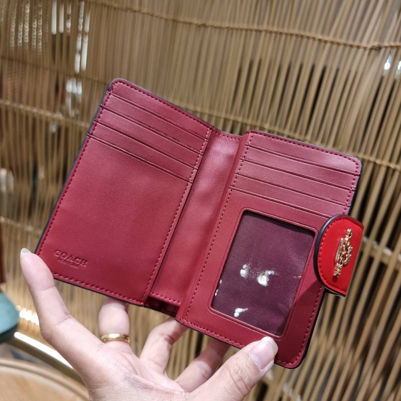 COACH C3454 MEDIUM CORNER ZIP WALLET ความหรูที่ซื้อได้!! กระเป๋าสตางค์ดีไซน์ใหม่ล่าสุด ออกแบบมาหรูดูดี ดีเทลลูกเล่นบุหนัง nappa นิ่มขึ้นเงาสวยมากๆ เปิด-ปิดใช้งานง่าย มีช่องซิปแยก มีช่องใส่บัตร ใส่ธนบัตรได้ทุกชนิด สะดวกใช้จริงๆใบนี้ สาวๆได้ไปใช้แล้วไม่อยาก