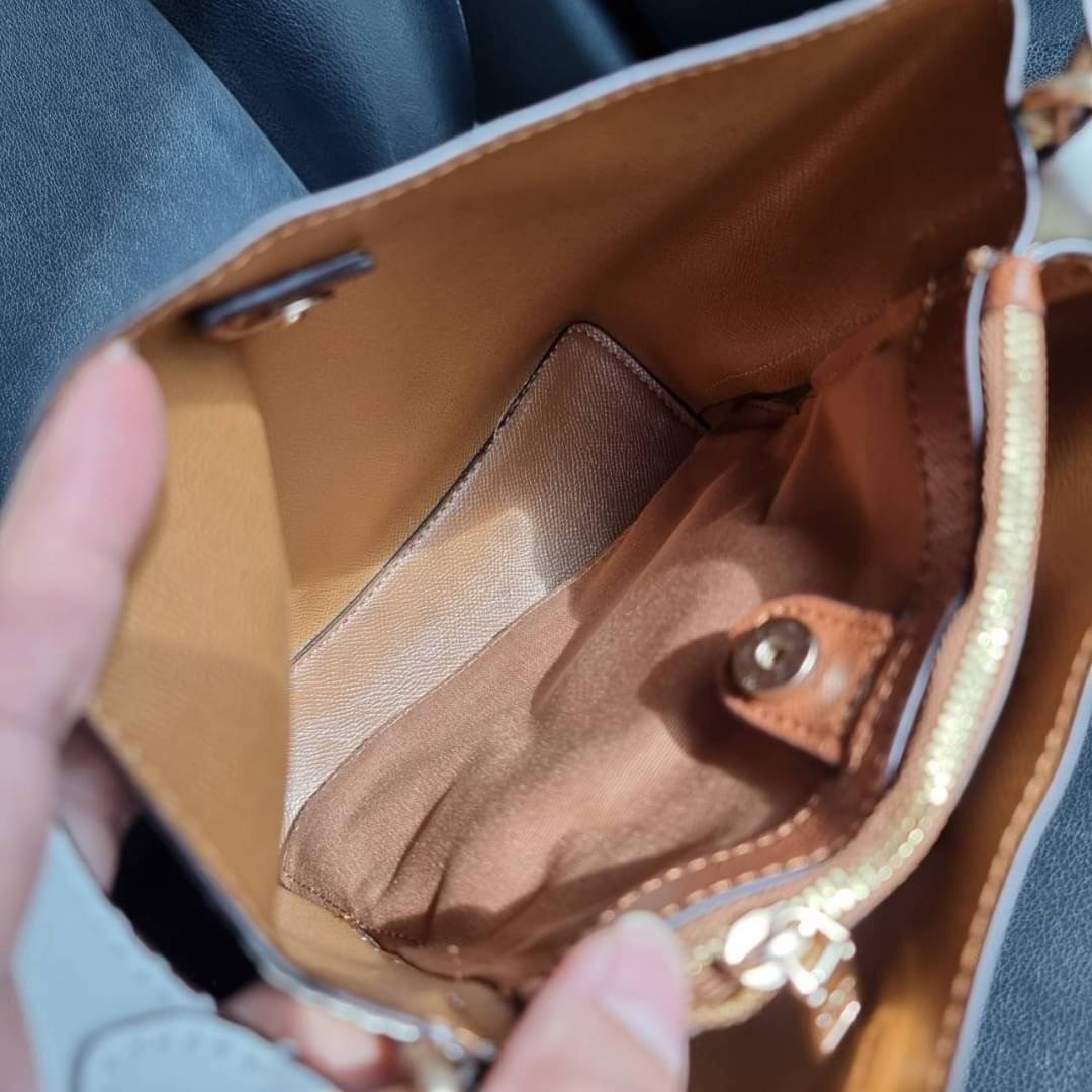 COACH 2312 SMALL TOWN BUCKET BAG IN SIGNATURE CANVAS รุ่นยอดนิยมใบเล็กมาครบสีแล้วจ้า กระเป๋าทรงบัคเก็ต สีผู้ดี๊ผู้ดี ตัวกระเป๋าดีไซน์คลาสสิคลายซี ดูโดดเด่น วัสดุหนังแคนวาสเคลือบลาย สวยคมทุกมุมจริงๆ!! เปิด-ปิดด้วยกระดุมแม่เหล็กทั้ง 2 ฝั่ง ภายในเป็นช่องโล่ง