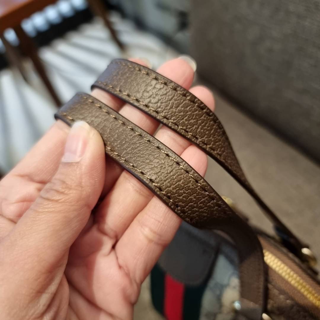 GC CLASSIC SATCHEL BAG กระเป๋าถือ/สะพายทรงโดม รุ่นหายาก สวยคลาสสิค แถมฟรี!! โบว์ผ้าลายแบรนด์ สำหรับตกแต่งหูกระเป๋า ผูกเป็นโบว์ หรือพันถนอมหูกระเป๋าก็เพิ่มดีเทลความหรูได้ วัสดุหนังแคนวาส ดีไซน์แถบคาดโดดเด่น เปิด-ปิดกระเป๋าด้วยซิป หัวซิปตัว G อะไหล่สีทอง เล