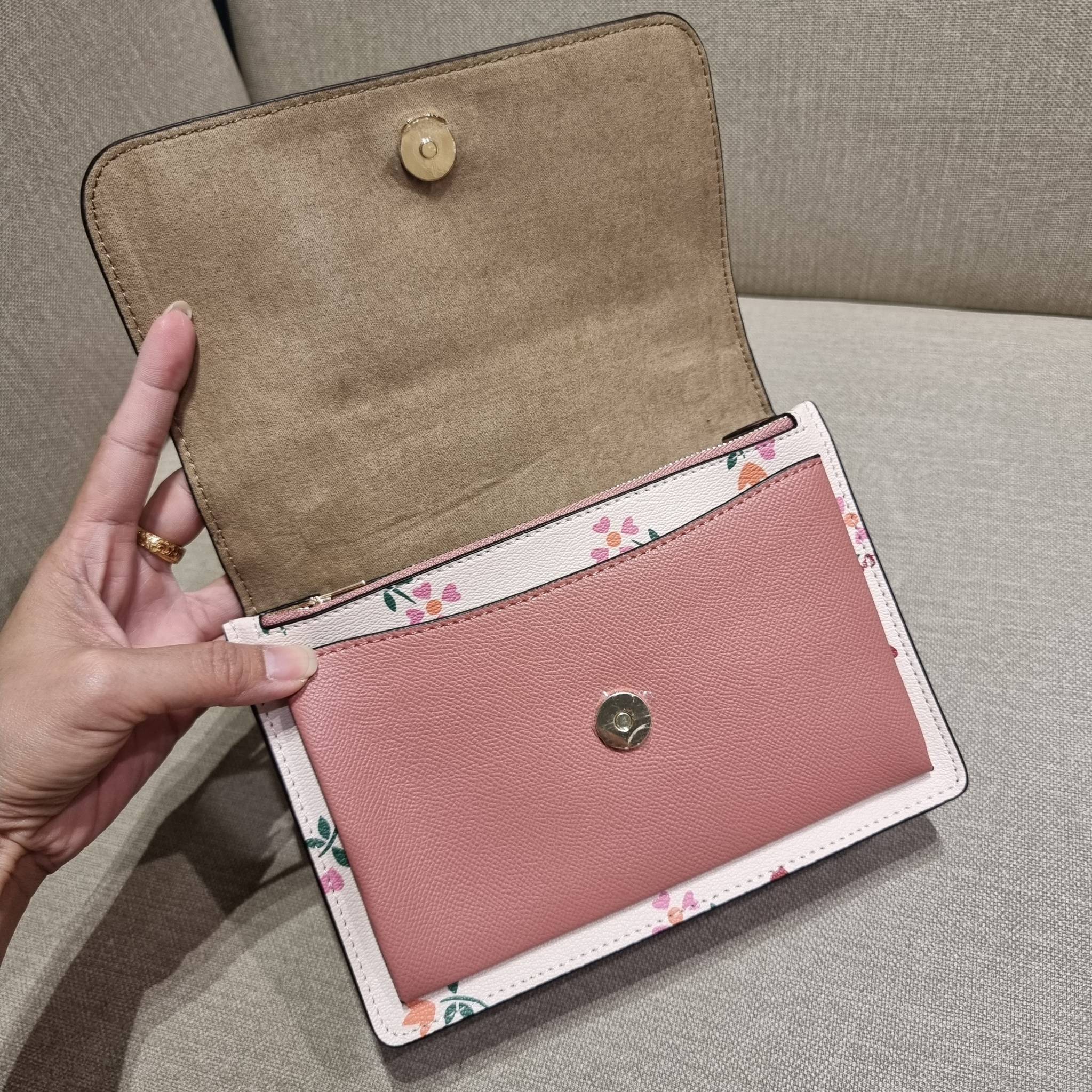 COACH C7596 KLARE CROSSBODY WITH HEART PETAL PRINT หนึ่งคอลเลคชั่นที่ฮิตไม่หยุดยั้ง!! ขายดิบขายดีทุกดีไซน์ รอบนี้มาตอบโจทย์สายหวาน ใหม่ล่าสุด น้องน่ารักม้ากกกก!! กับกระเป๋าสะพายข้าง โทนสีละมุนลูกคุณ!! คือดี!! เพิ่มลูกเล่นช่อดอกไม้หัวใจ ให้มีสีสัน สายสะพาย