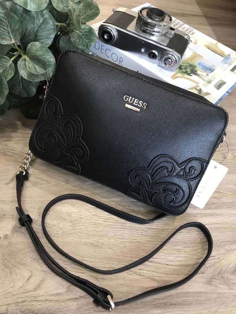 GUESS CROSSBODY/SHOULDER DEVYN BAG 2018 New arrival กระเป๋าสะพายไหล่หรือ crossbody วัสดุหนัง น้ำหนักเบา ด้านหน้างานปักหนังลายดอกไม้เพิ่มดีเทล เปิดปิด กระเป๋าด้วยซิปแบบหนัง+พร้อมลูกกุญห้อย ด้านในโล่ง และมี ช่องซิปหนึ่งช่อง พร้อมช่องใส่นามบัตร 2 ช่องค่ะ ผ้า