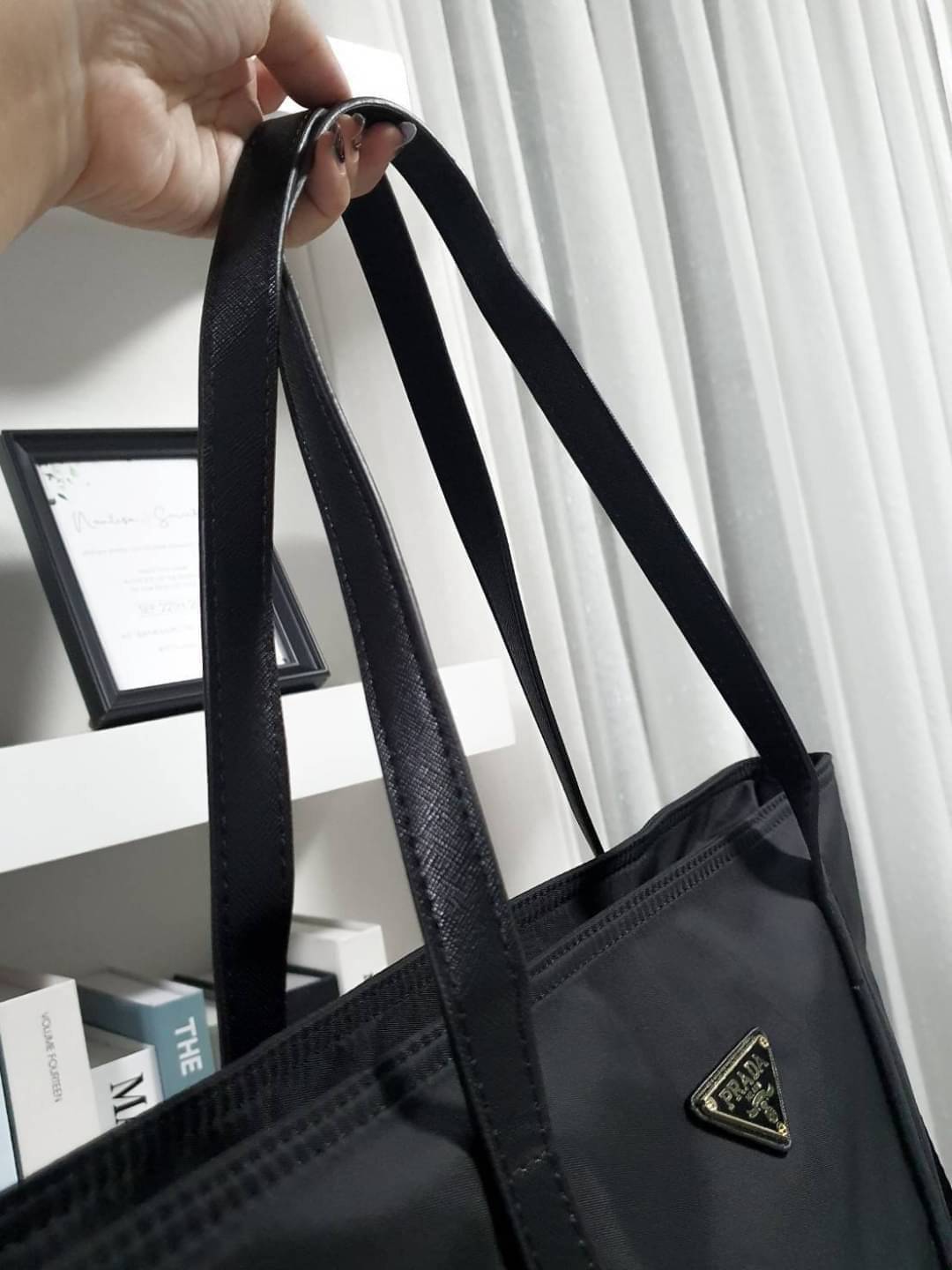 งานใบใหญ่ จากงานพรีเมี่ยมกิ้ฟ จากเคาเตอร์ต่างประเทศคะ แบรนด์ PRADA เป็น กระเป๋าผ้าไนล่อน ตามแบบฉบับของแบรนด์เลย หลงรักเลยคะ สะพายไหล่ได้ ถือก็สวยๆ ใช้แล้วสวยมากๆ มาพร้อมสายสะพายยาว ใส่ของได้เยอะเว่อร์ IPAD สมุด หนังสือ ขวดน้ำ ใส่ได้สบาย คุ้มราคามากคะ ห้าม