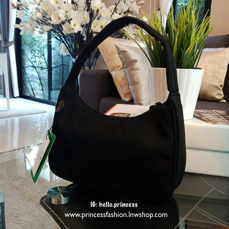 Prada nylon mini shoulder bag กระเป๋าถือหรือสะพายไหล่ size mini กำลังน่ารัก premium gift จาก prada วัสดุ nylon อะไหล่ทอง น้ำหนักเบา เปิดปิดด้วยซิป ใส่กระเป๋าสตางค์ใบสั้น, มือถือได้ทุกรุ่น ถือออกงานก็ดูดี
