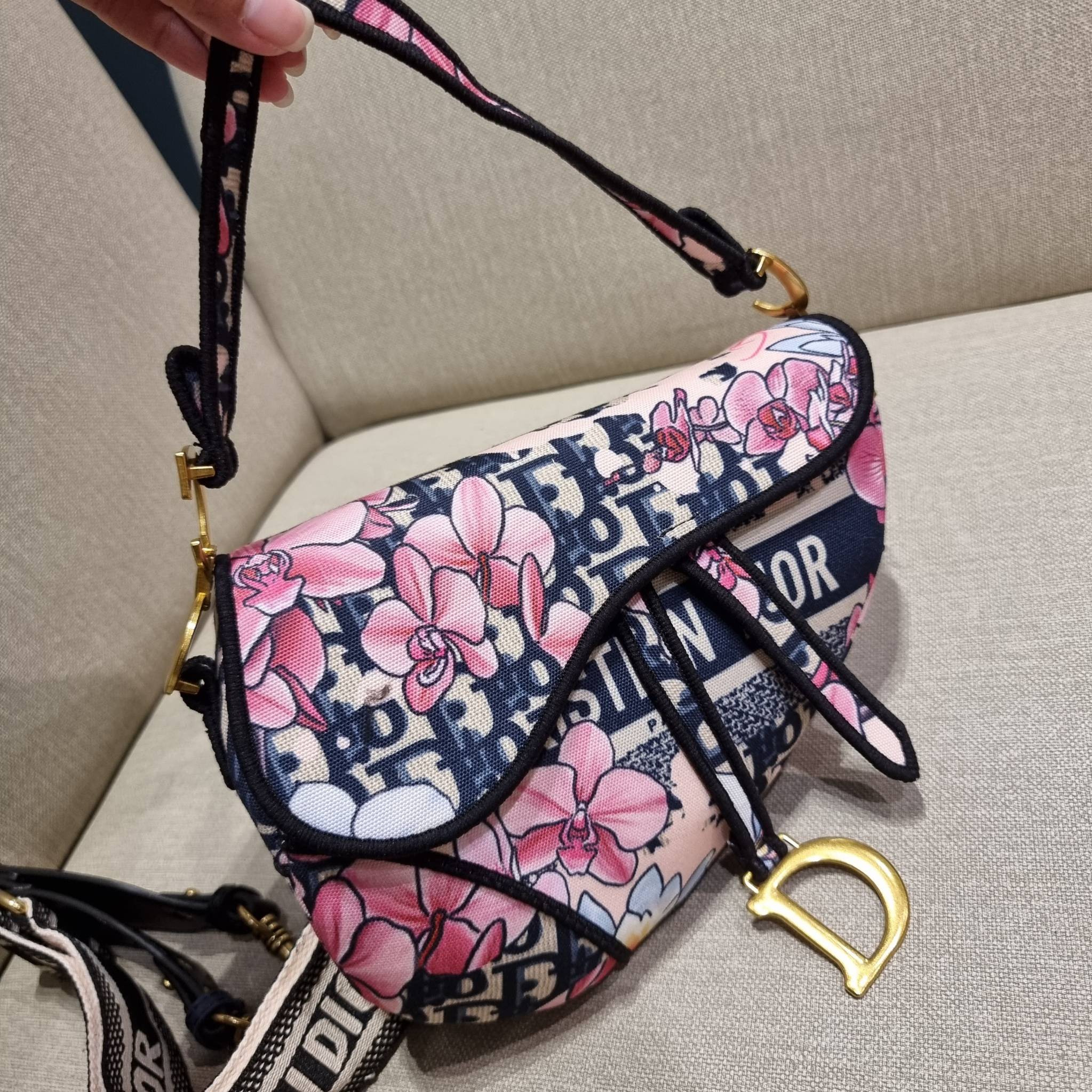 VIP CD OBLIQUE SADDLE BAG / DIOR SADDLE กระเป๋าสะพายข้าง ทรงสวยไม่ซ้ำใคร กิมมิคในตัว ดูแพง ไซส์ใหญ่ ดีไซน์ย้อนยุค เป็นเอกลักษณ์สวยทุกแบบ เปิด-ปิดด้วยกระดุมแม่เหล็กซ่อน ใช้งานง่ายมากๆ ภายในเป็นช่องโล่ง มีช่องซิป ใบสีดำเป็นหนังแท้ ใบลายเป็นผ้าแคนวาส ดูดี ดู