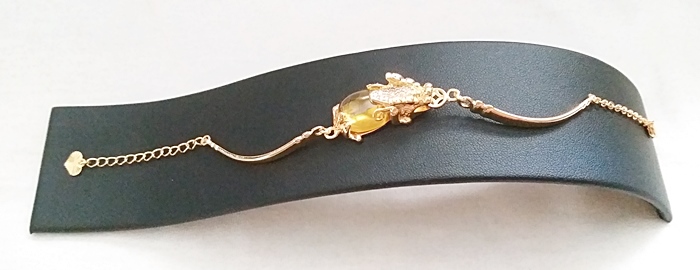 สินค้าหมดค่ะ สร้อยข้อมือปี่เซี้ยะองค์ใหญ่พลอยมณีใต้น้ำสีเหลือง ช่วยต้านคราเคราะห์ แก้ชงปีมะโรง ปี2561 พร้อมใบคาถาค่ะ