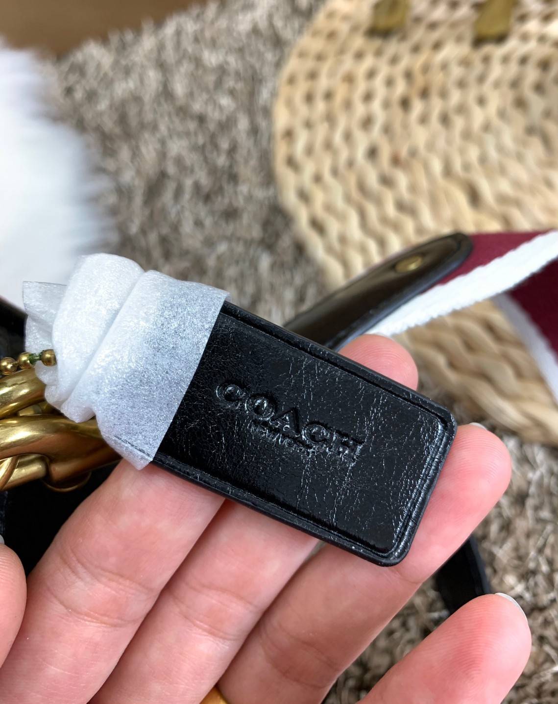 COACH KAT CROSSBODY WITH HORSE AND CARRIAGE PRINT ((88480//88544)) พร้อมส่งค่ะ! กระเป๋าสะพายแบบครอสบอดี้ร์ หนังแท้อย่างดี ตัวกระเป๋าเก๋ด้วยการพิมพ์ลายรถม้าค่ะ ด้านหน้ามีช่องกระดุมแม่เหล็กสำหรับใส่ของจุกจิกได้ พร้อมโลโก้แบรนด์สุดหรู