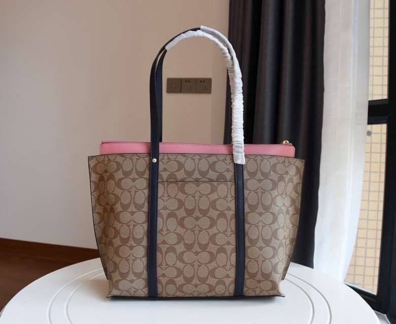 COACH 2319 MAY TOTE IN COLORBLOCK SIGNATURE CANVAS กระเป๋าโท้ท ดีไซน์ใหม่ล่าสุด!! 💕💕 เก๋ตรงปากกระเป๋า คล้ายกระเป๋าซ้อนในตัว สีตัดกับตัวกระเป๋าได้อย่างลงตัว ทรงสวย ใบใหญ่ใส่ของได้เยอะ เปิด-ปิดด้วยซิป รูดใช้งานง่าย ภายในโล่งกว้าง ด้านหลังมีช