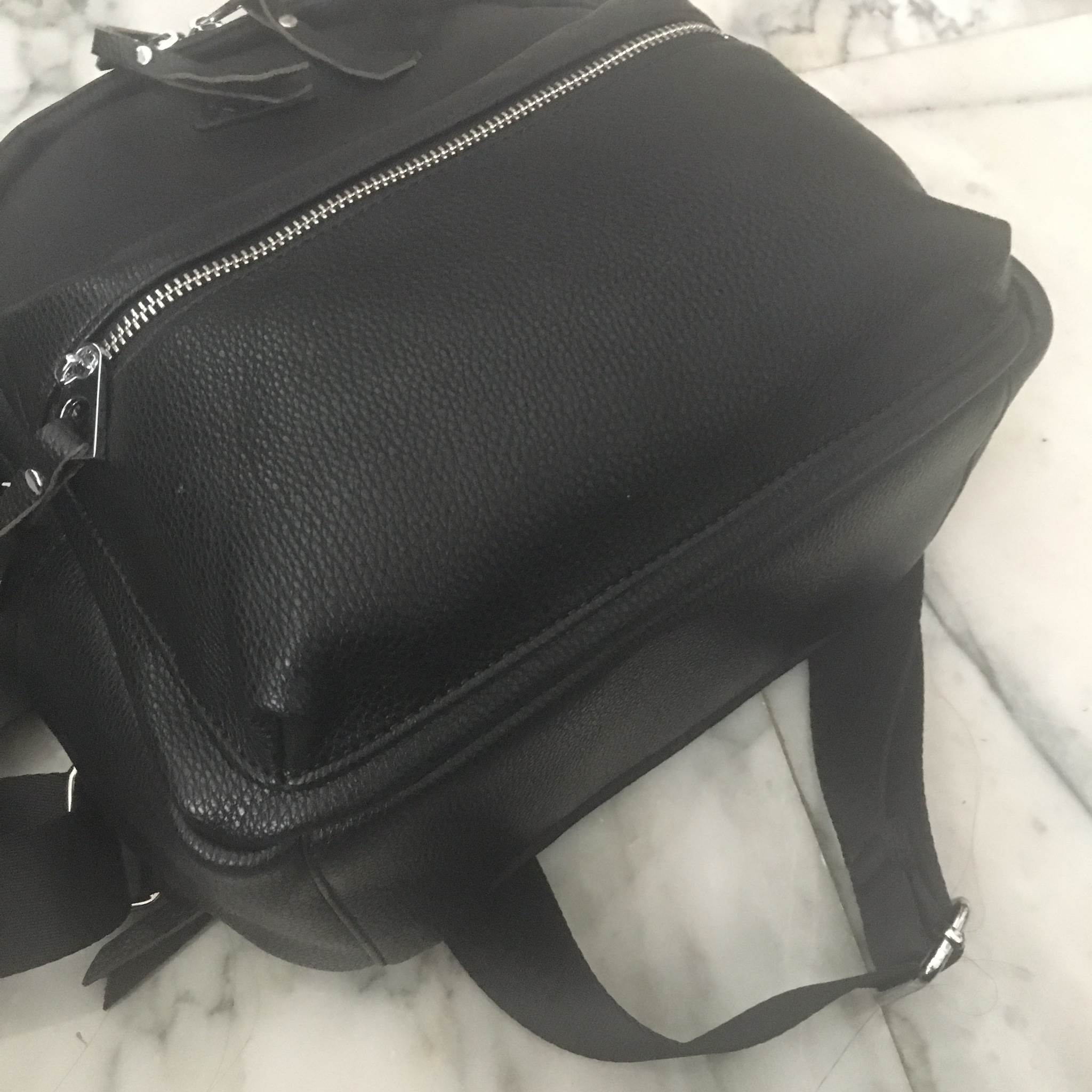 กระเป๋าเป้หนัง!!! ทรงน่ารักมากๆๆๆ จากแบรนด์ KEEP รุ่น allstar backpack ใบนี้ มีสายสั้นหนังสำหรับสะพายไหล่ให้ด้วยคะ